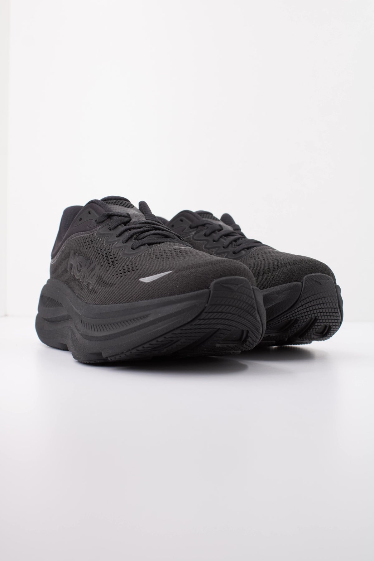 HOKA 1162011HO ZAPATILLA BONDI 9 en color NEGRO (2)