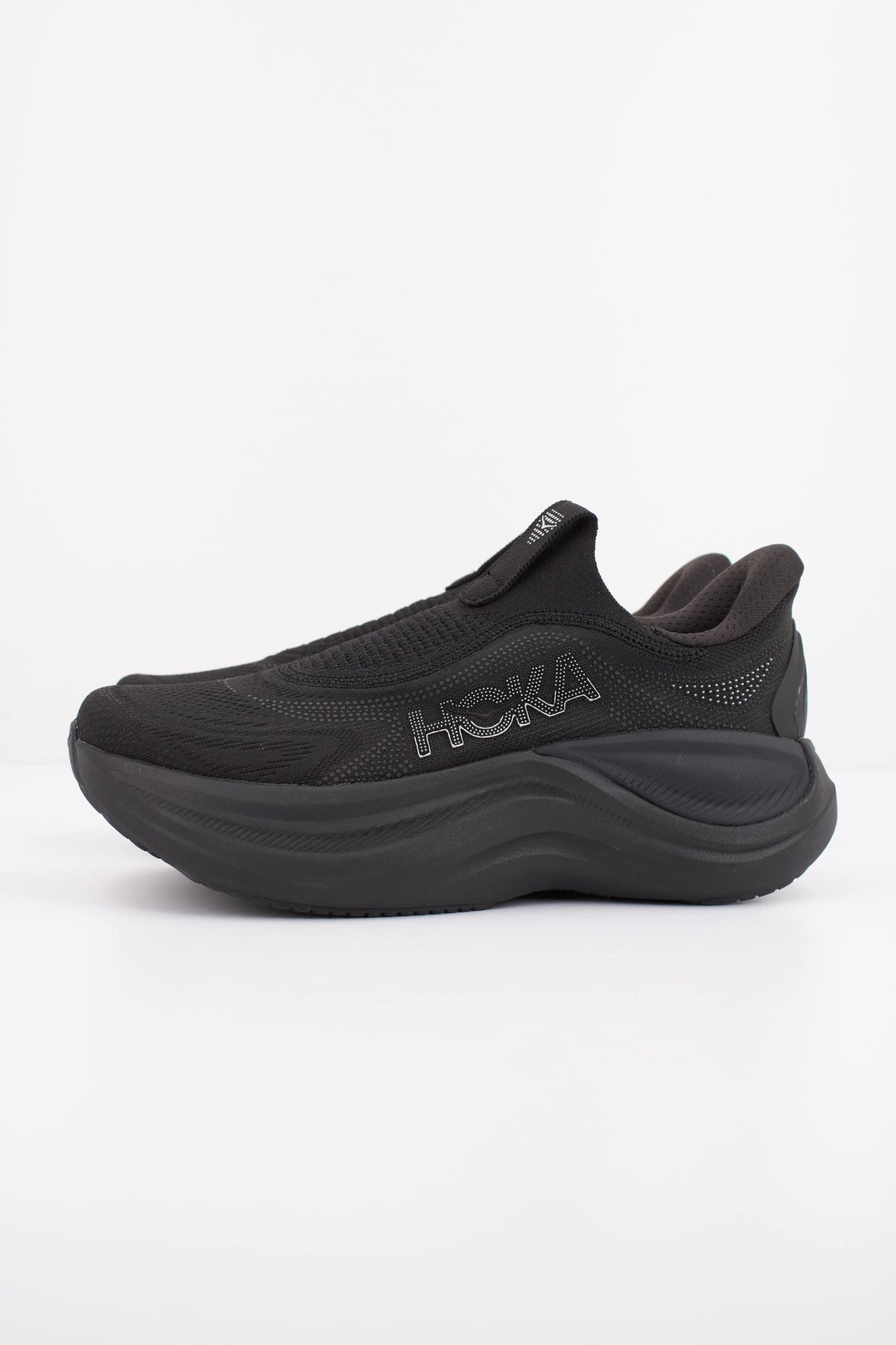 HOKA ZAPATILLA W SKYWARD en color NEGRO (1)