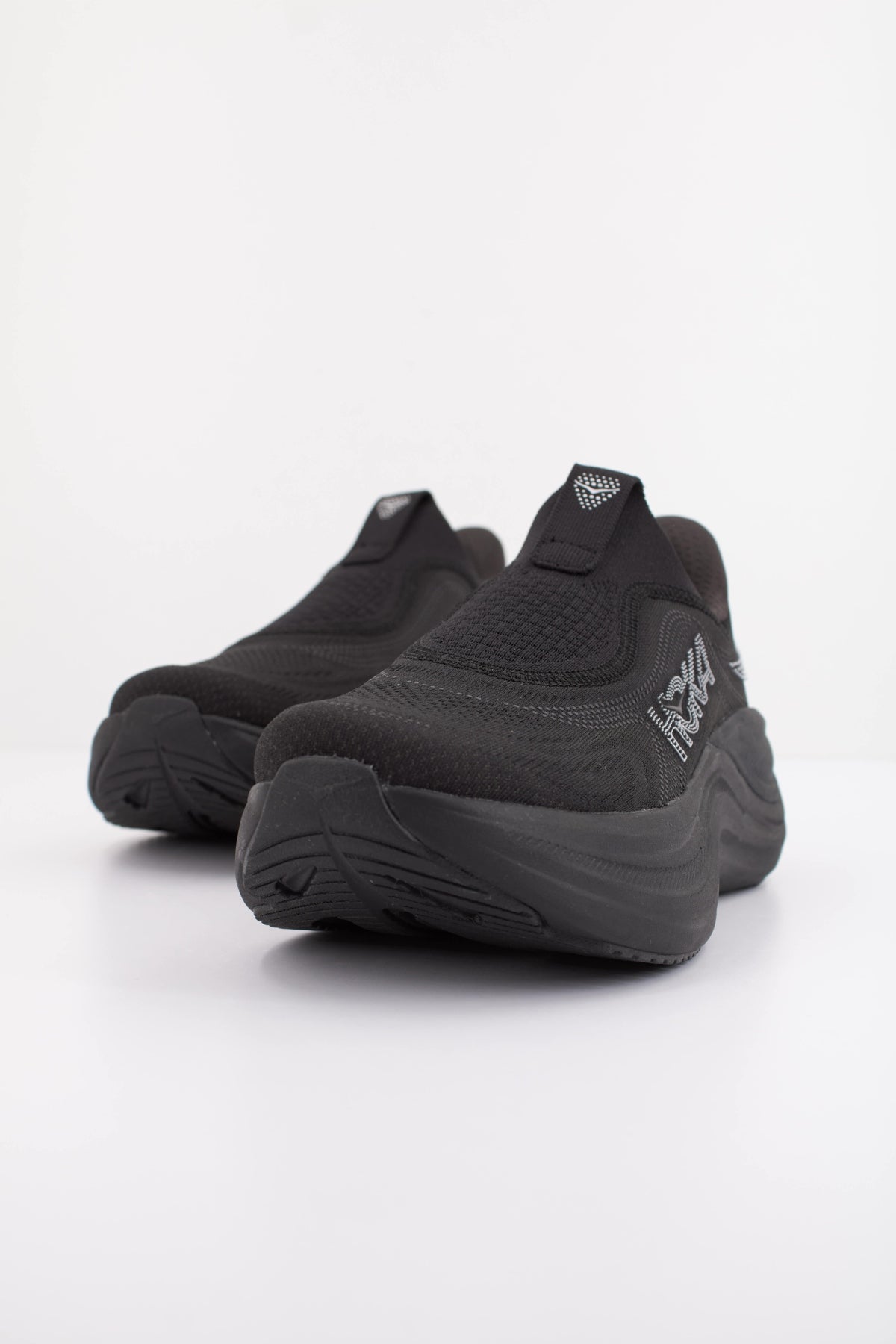 HOKA W SKYWARD en color NEGRO (2)