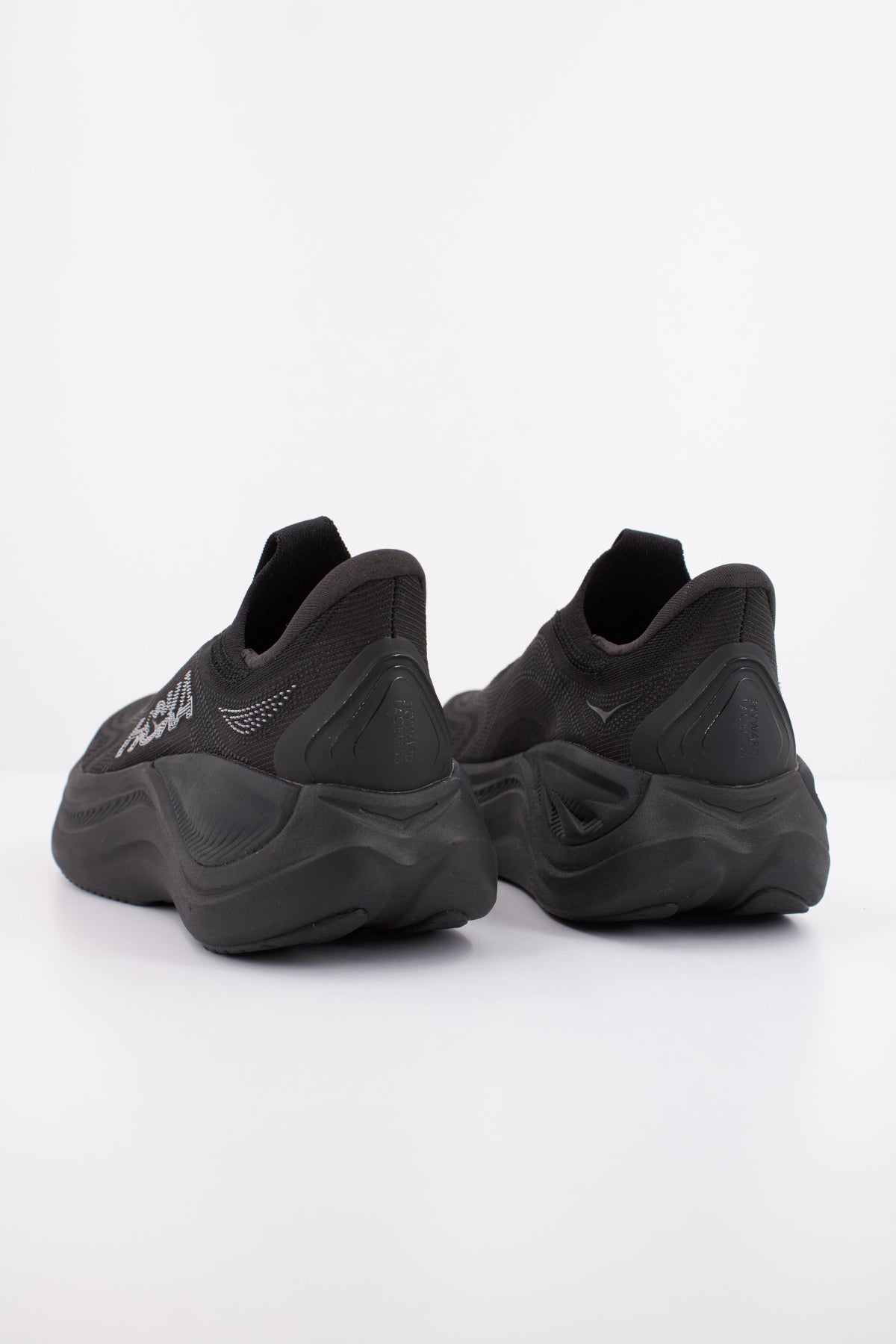 HOKA W SKYWARD en color NEGRO (4)
