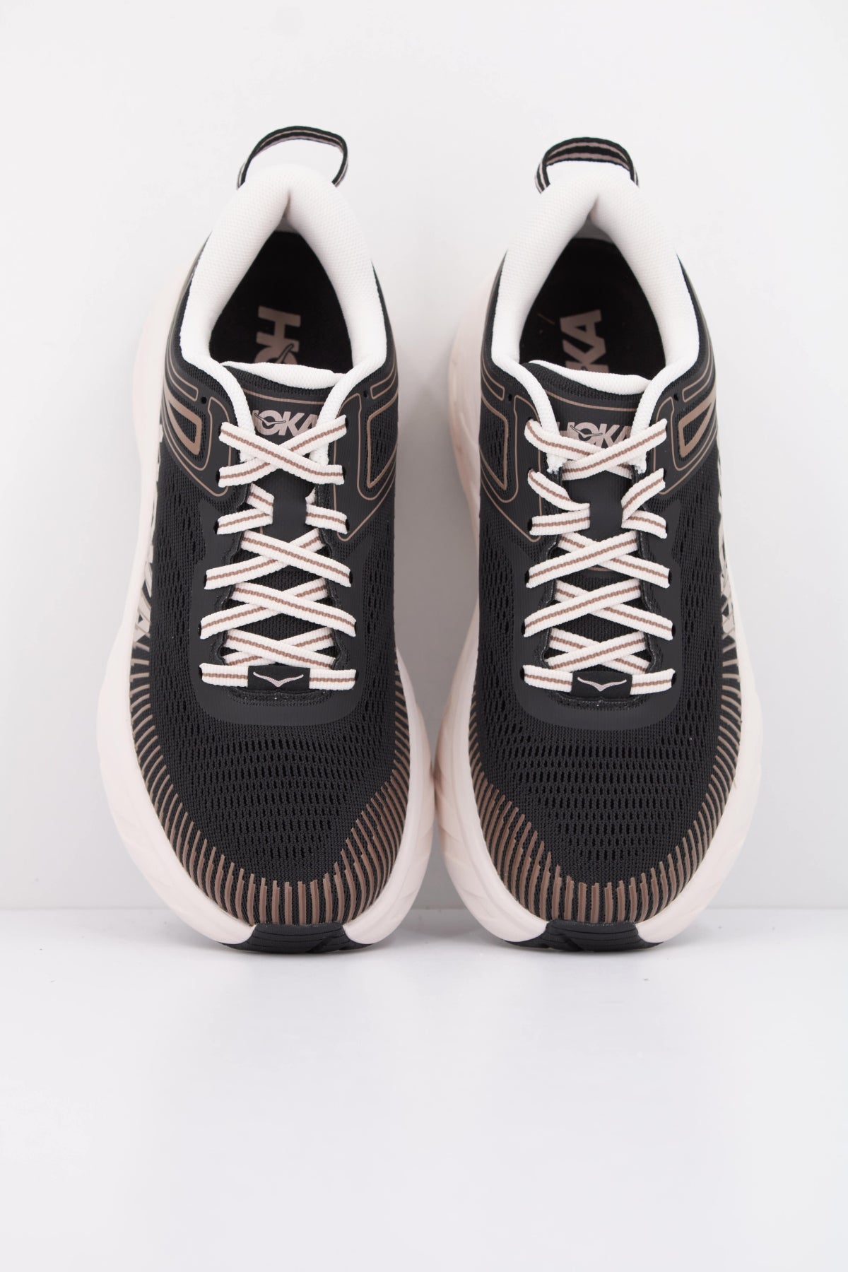 HOKA  W BONDI 7  en color NEGRO (3)