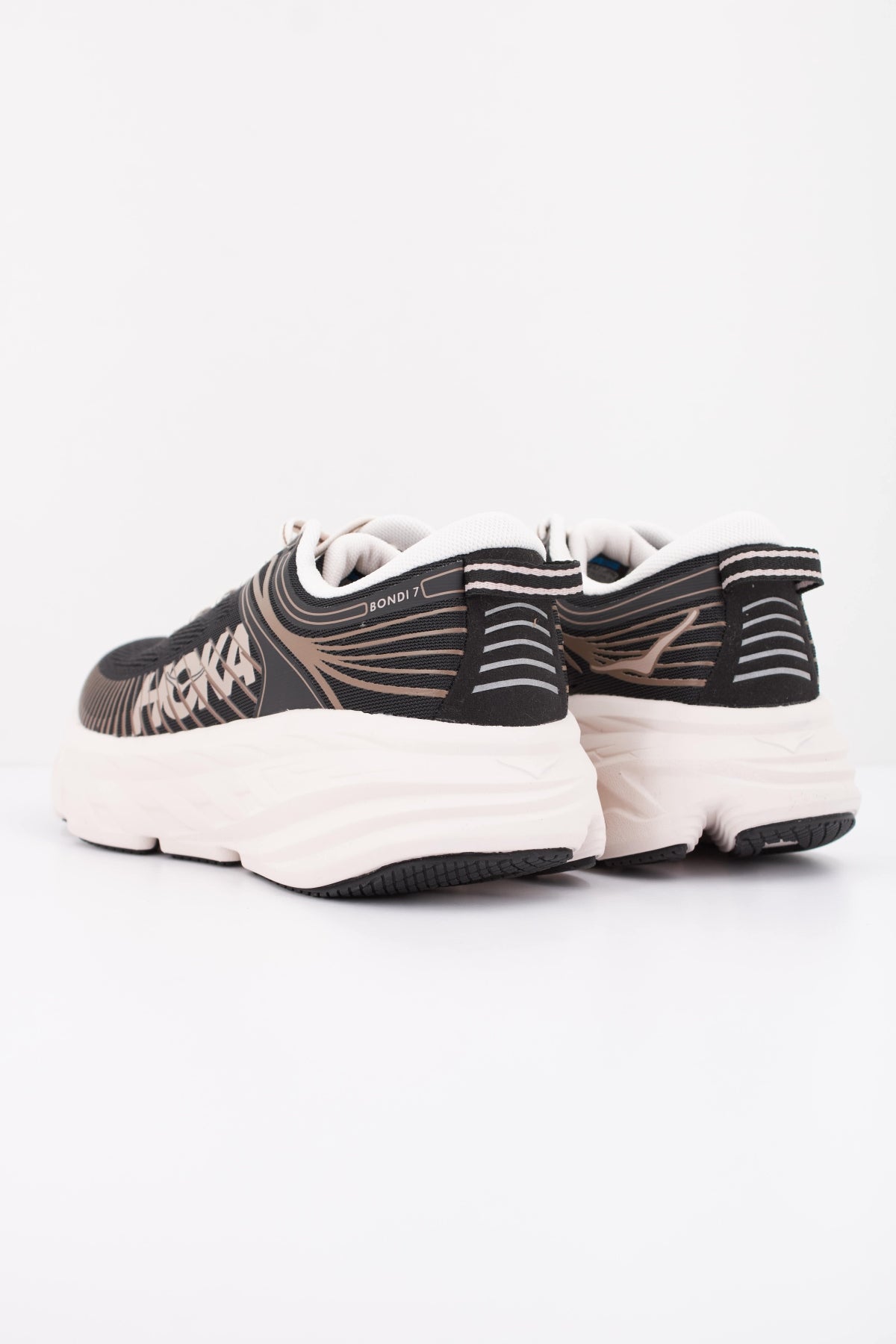 HOKA  W BONDI 7  en color NEGRO (4)