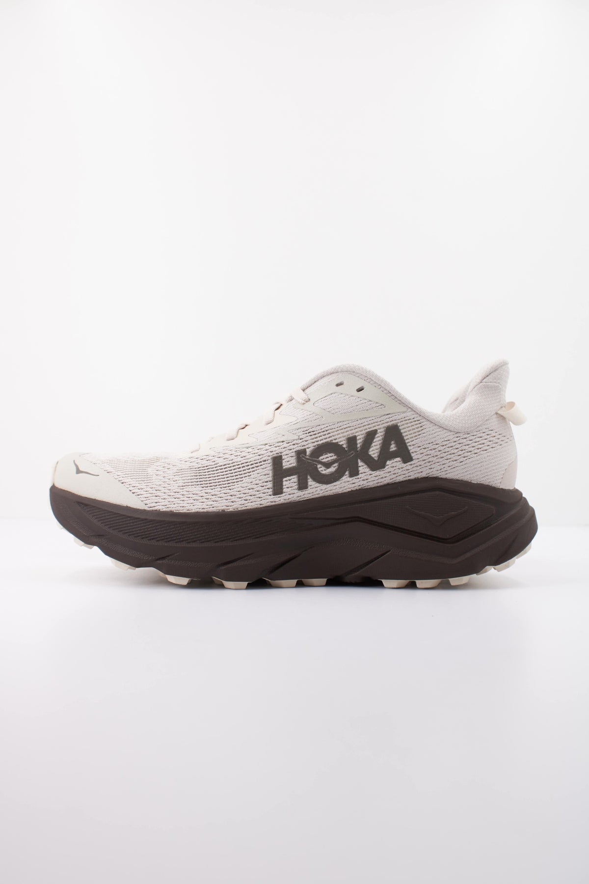 HOKA ZAPATILLA CHALLENGER 8 en color BEIS (1)