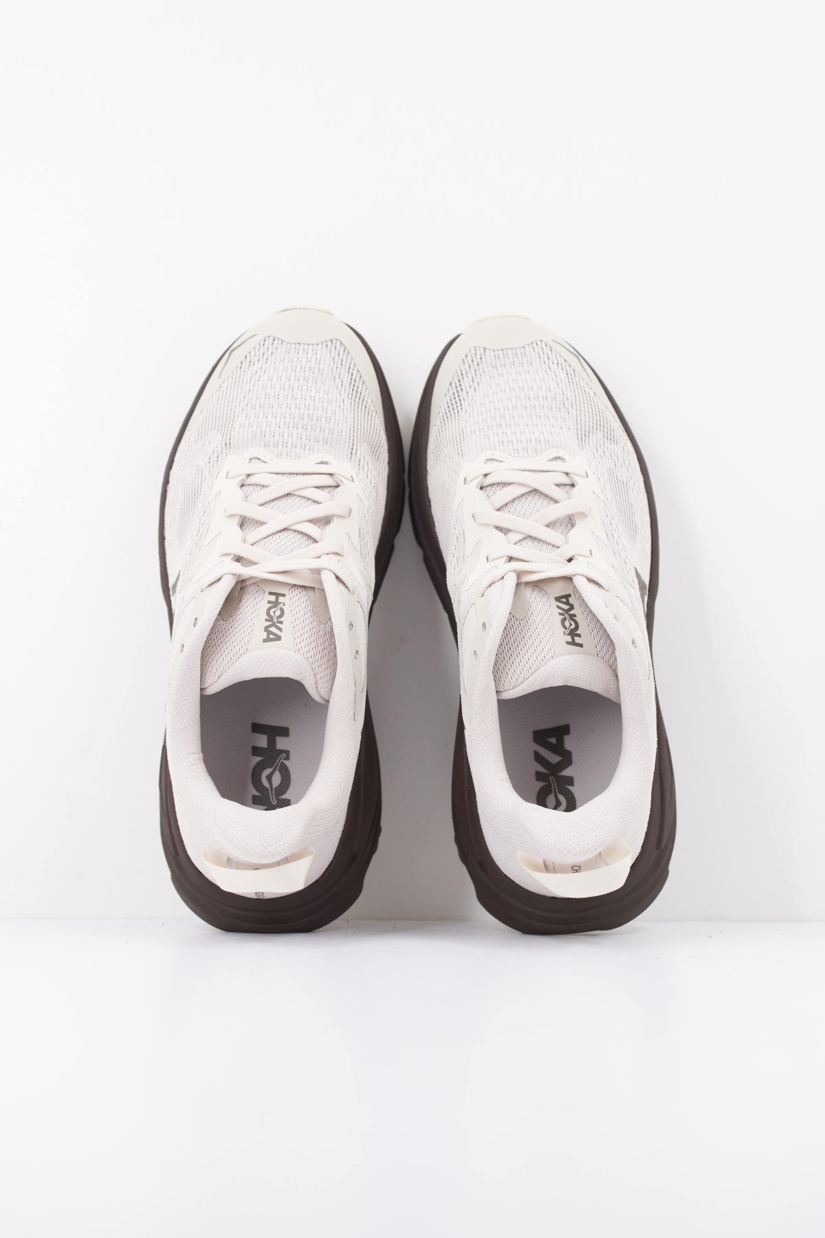HOKA ZAPATILLA CHALLENGER 8 en color BEIS (3)