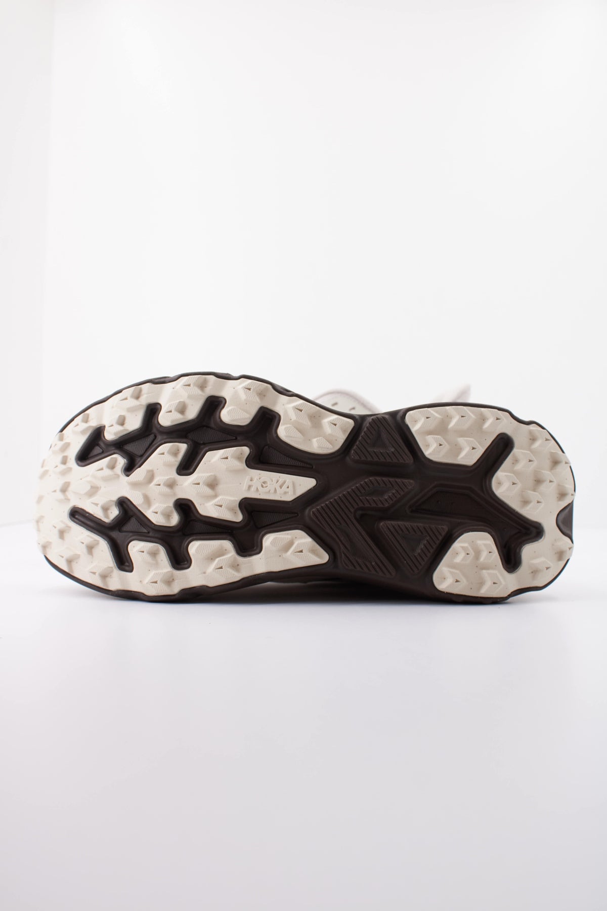 HOKA ZAPATILLA CHALLENGER 8 en color BEIS (5)