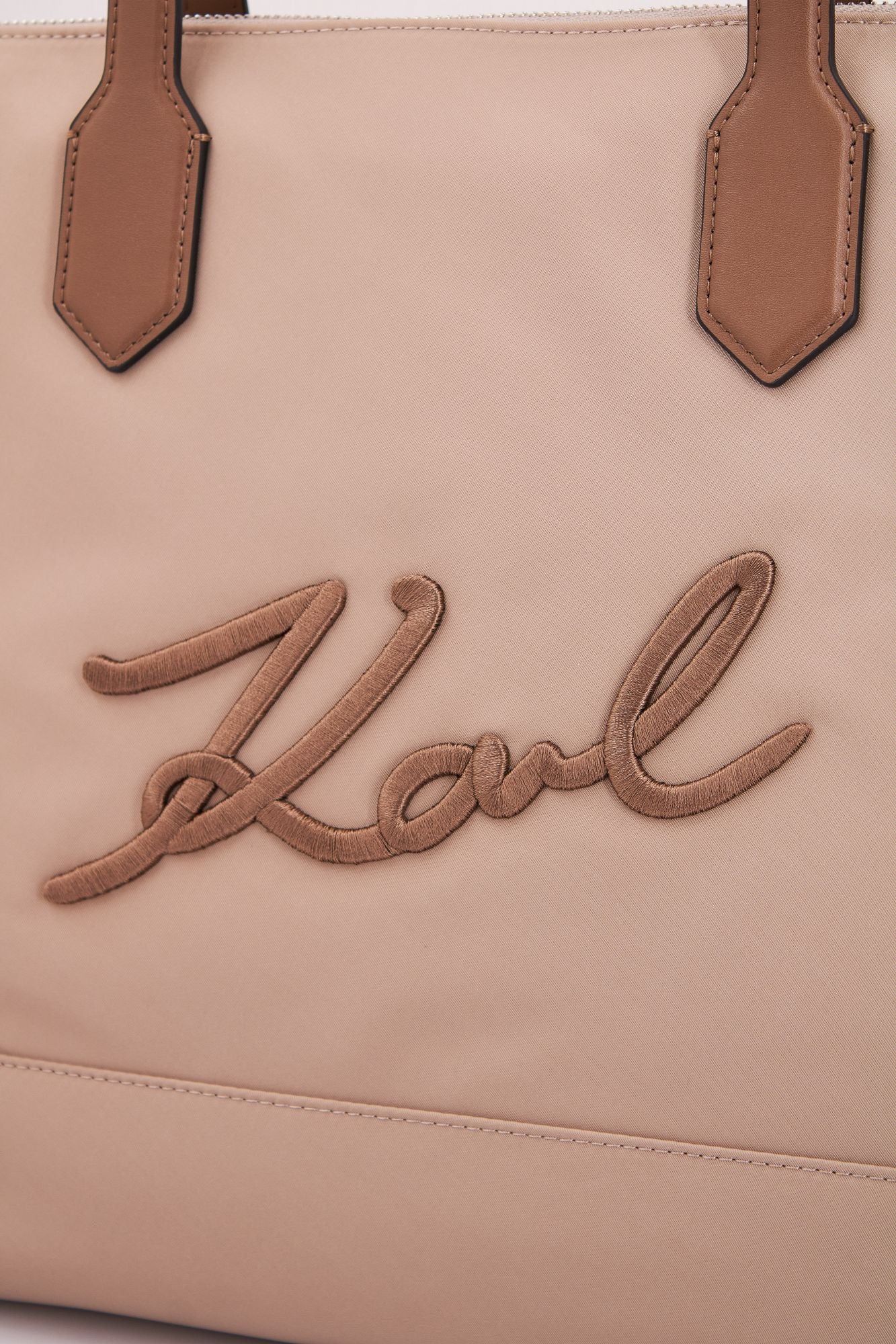 KARL LAGERFELD  K/SIGNATURE NYLON MD TOTE en color MARRON CLARO (4)