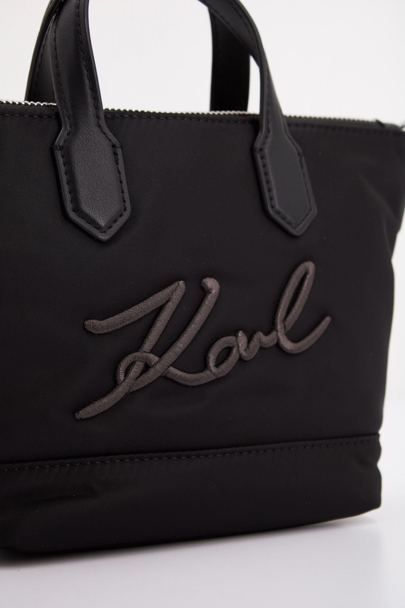 KARL LAGERFELD  K/SIGNATURE NYLON SM TOTE en color NEGRO (4)