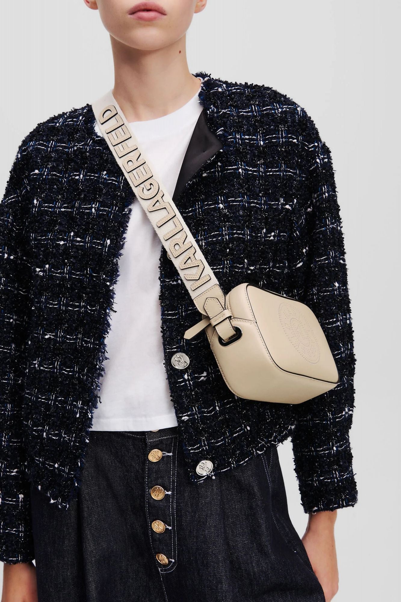 KARL LAGERFELD CIRLCE CAMERA BAG PERFORAT en color BEIS (4)