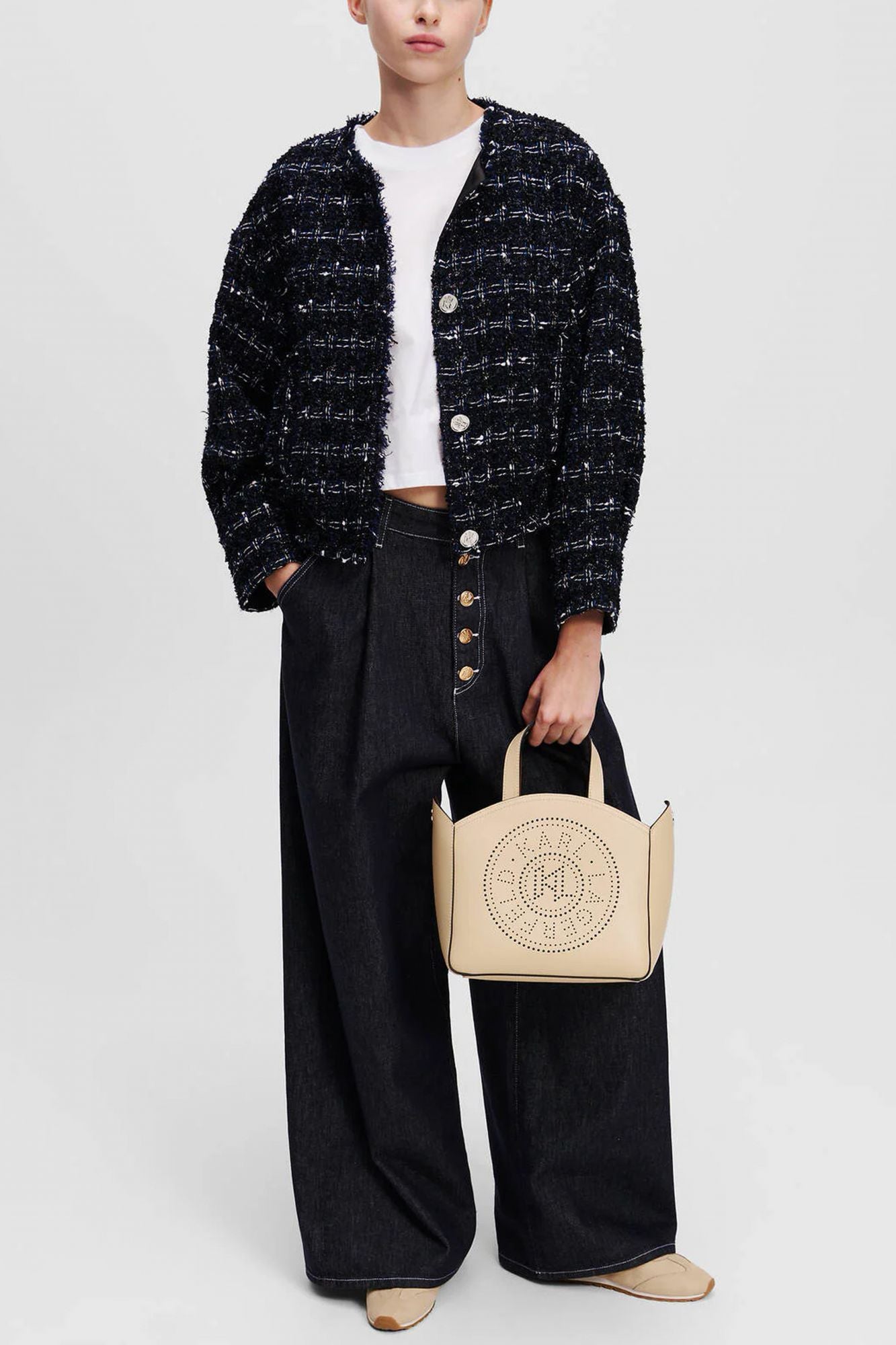 KARL LAGERFELD CIRCLE SM TOTE PERFORATED en color BEIS (4)