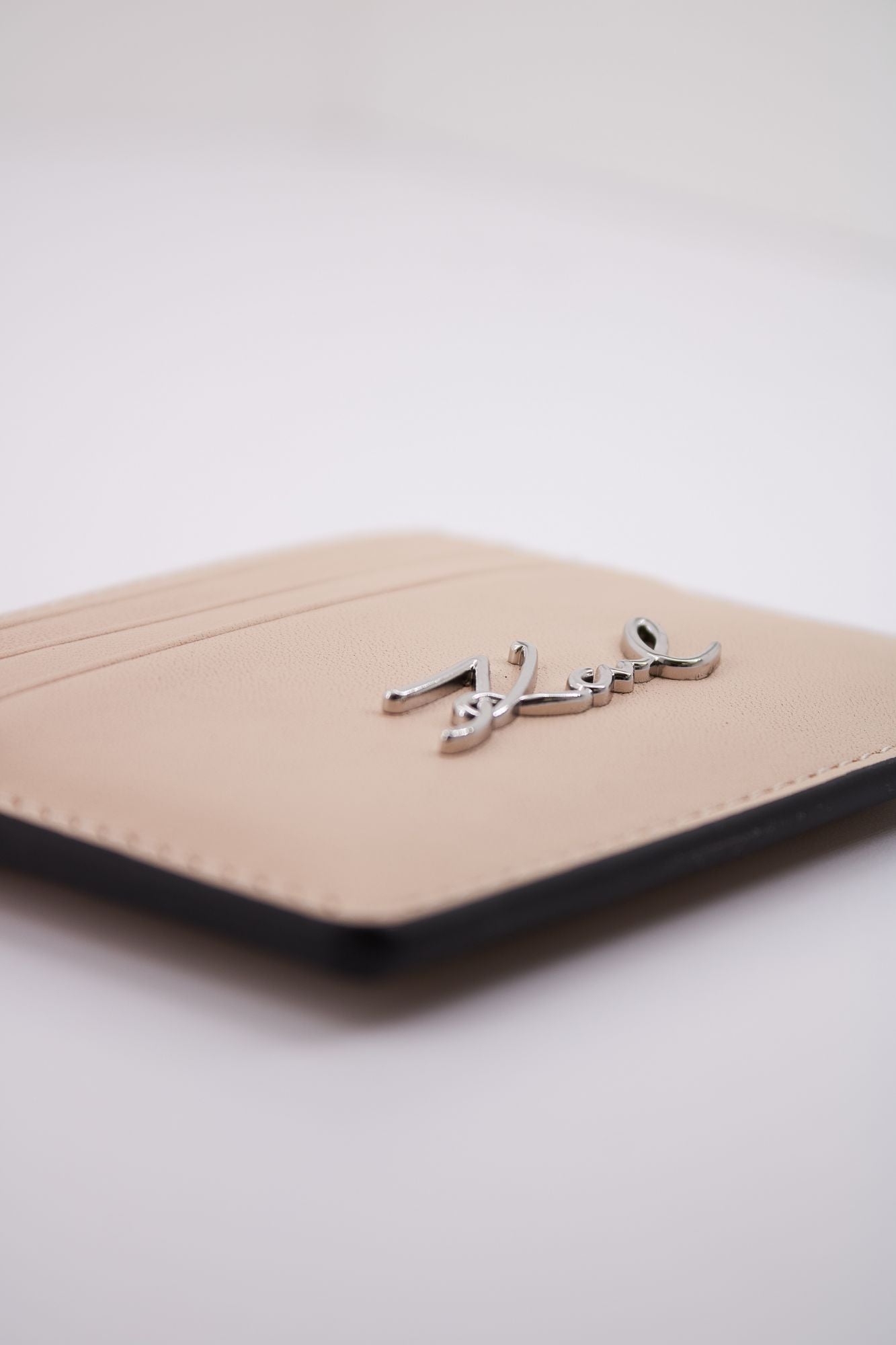 KARL LAGERFELD SIGNATURE CARDHOLDER en color BEIS (4)