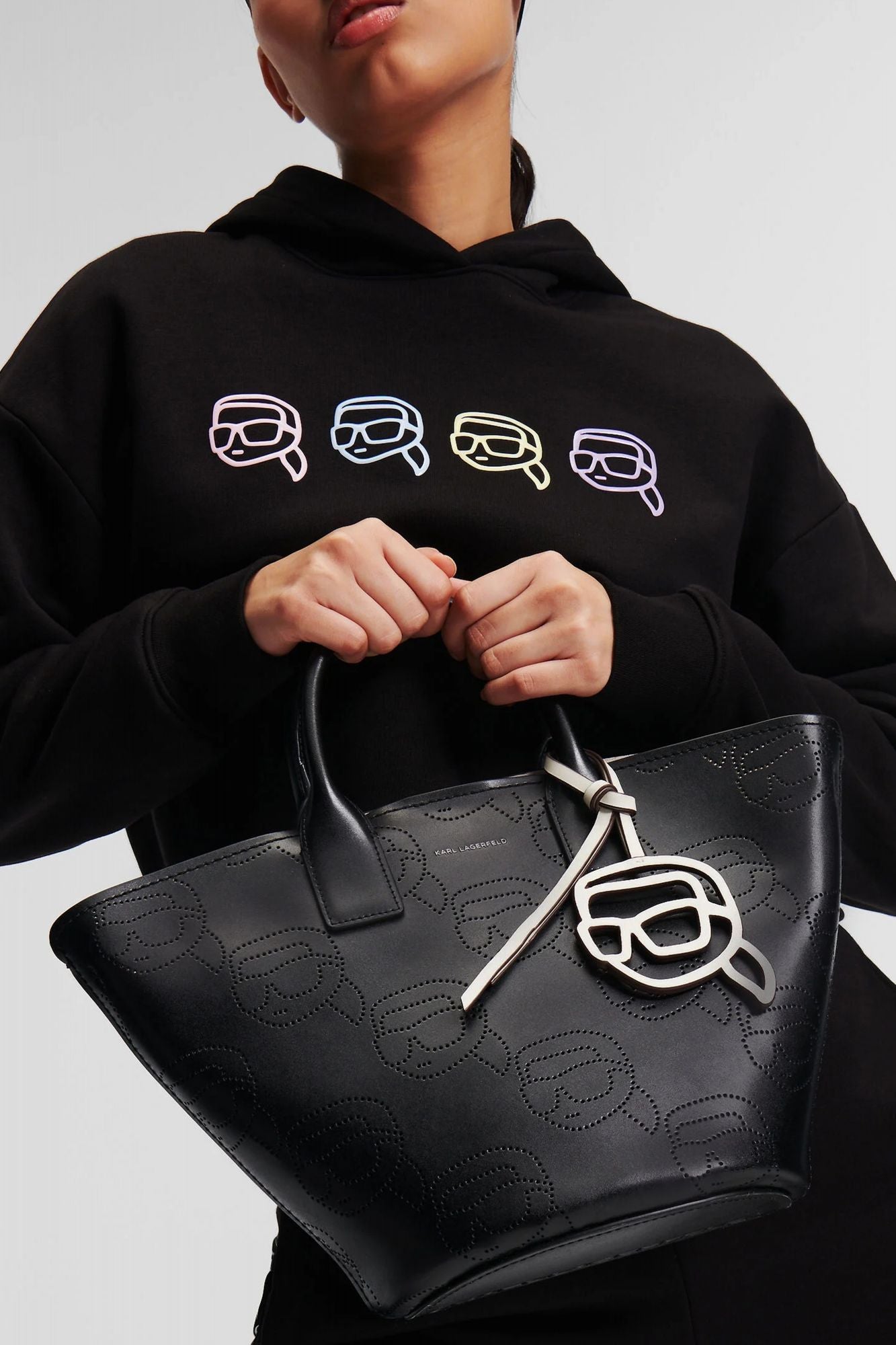 KARL LAGERFELD  IKON LEATHER PERF TULIP TO en color NEGRO (4)