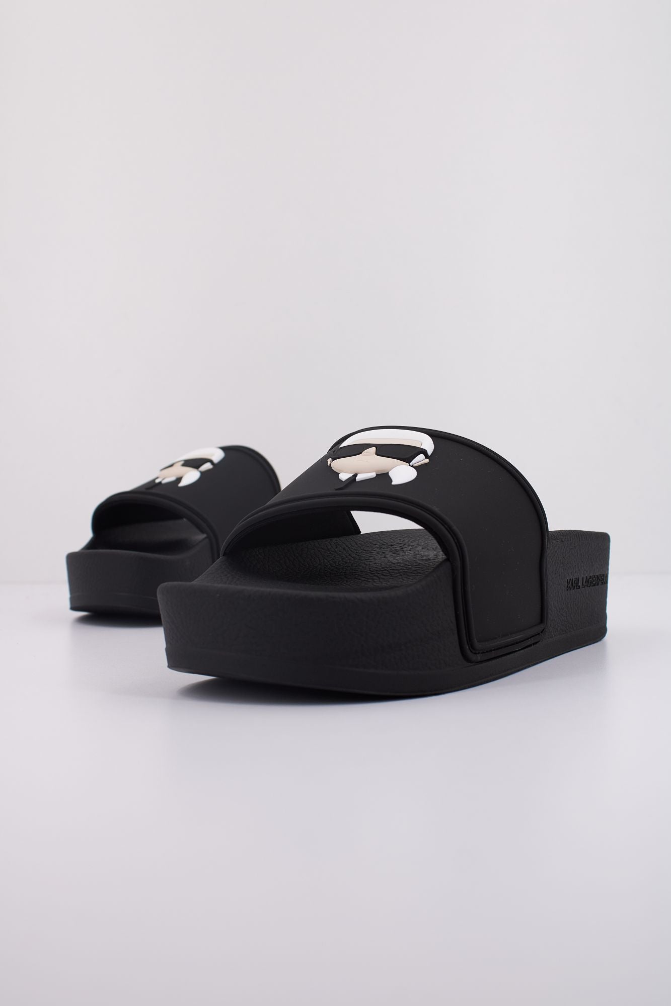 KARL LAGERFELD KONDO MAXI KARL NFT SLIDE en color NEGRO (2)