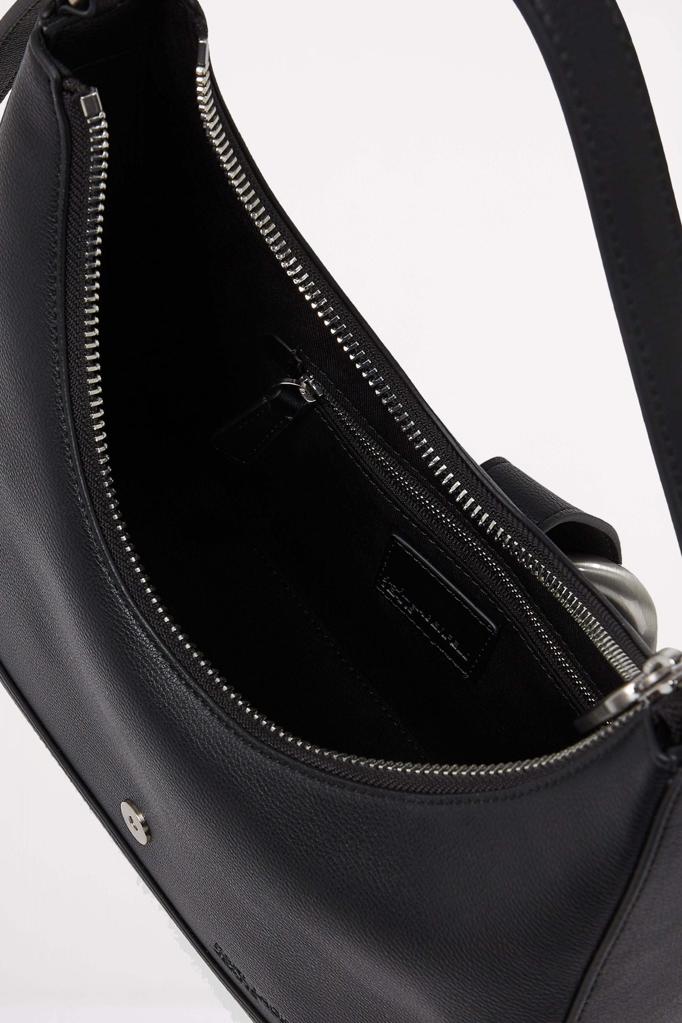 KARL LAGERFELD WESTERN SHOULDER BAG en color NEGRO (4)