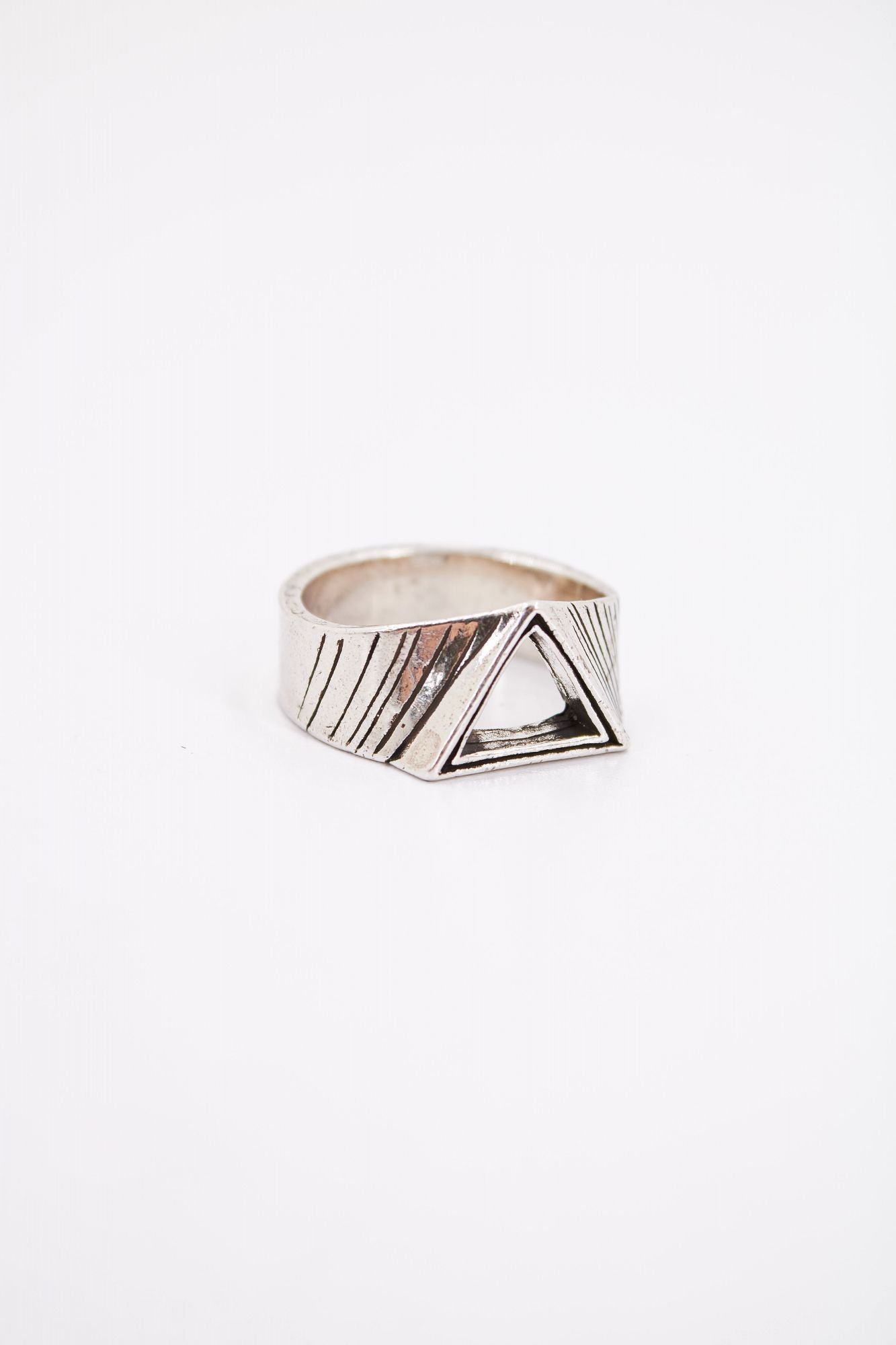 TWOJEYS TRIANGLE RING en color PLATA (1)