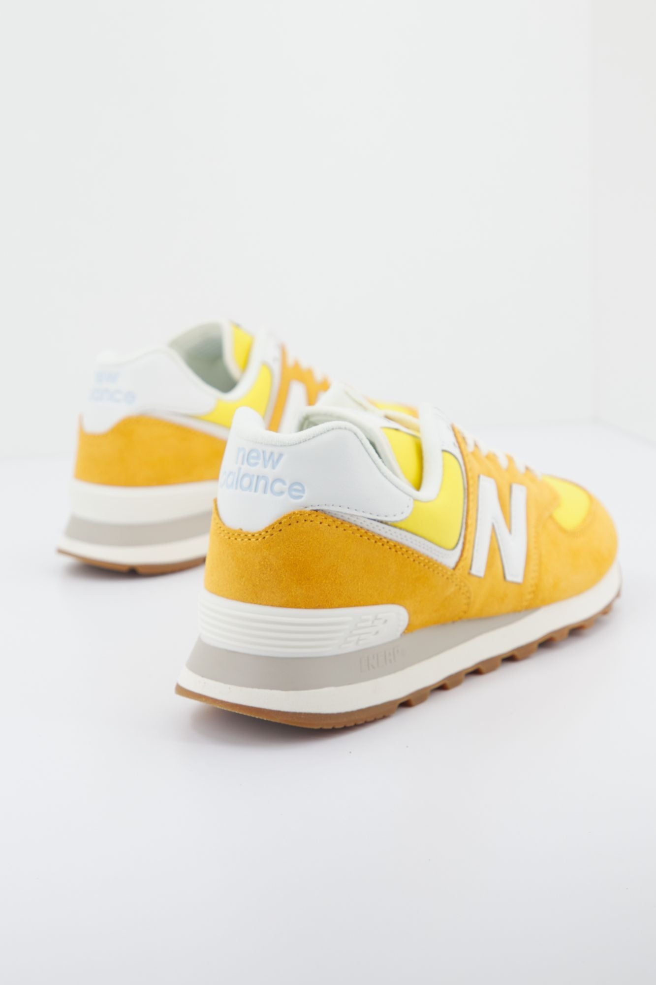 NEW BALANCE U574 RC2  en color NARANJA (3)