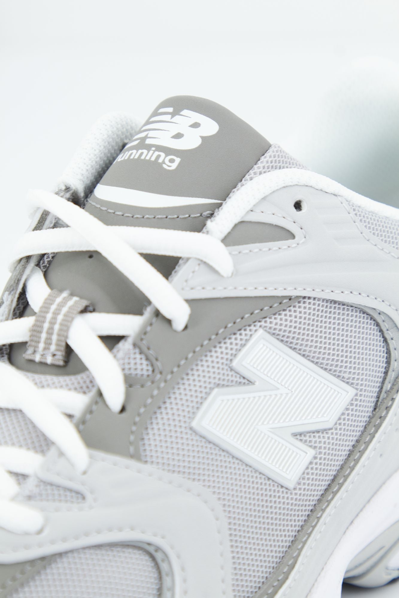 NEW BALANCE MR530 SMG en color GRIS (4)