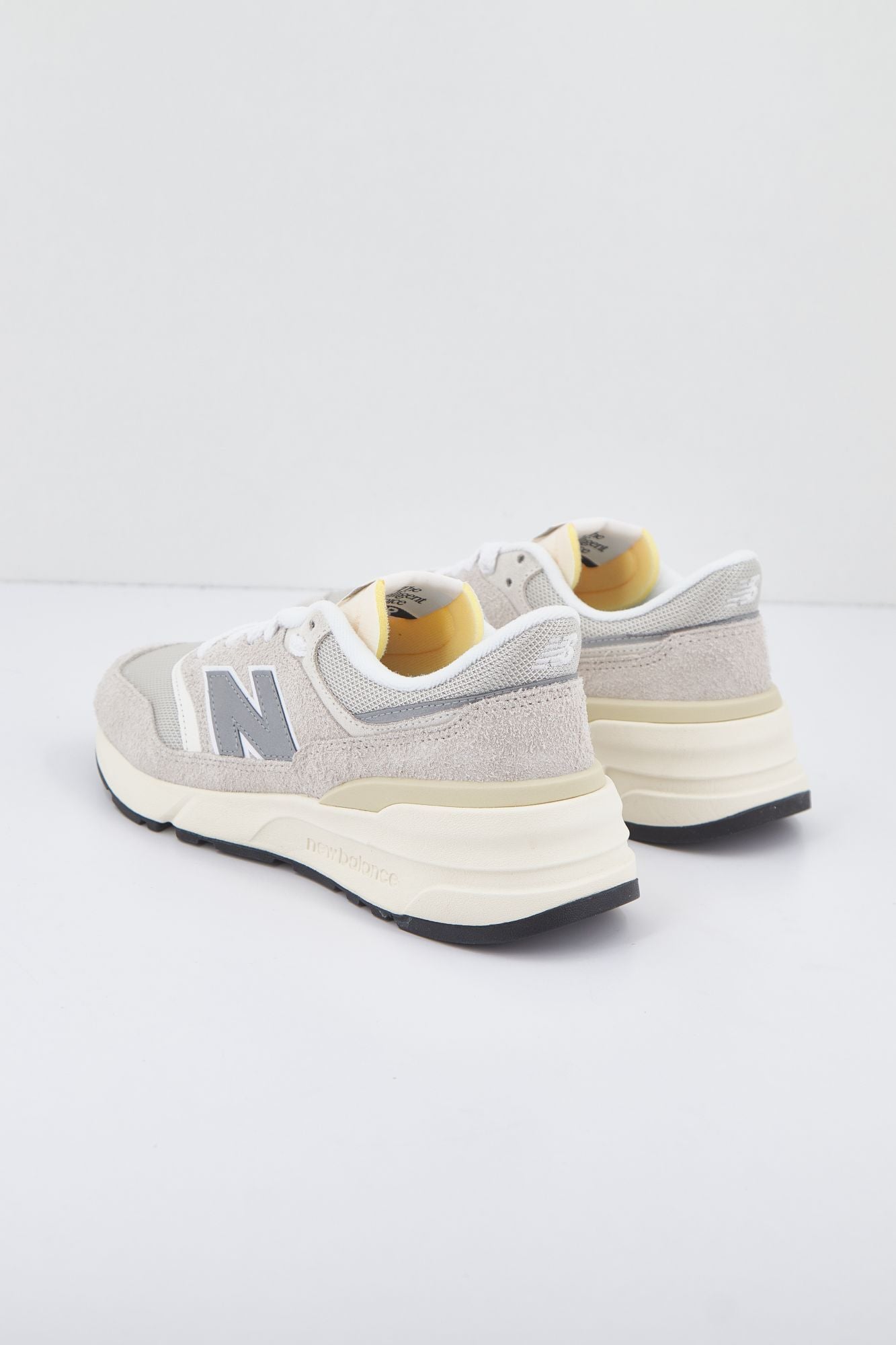 NEW BALANCE U997 RCE  en color BEIS (3)