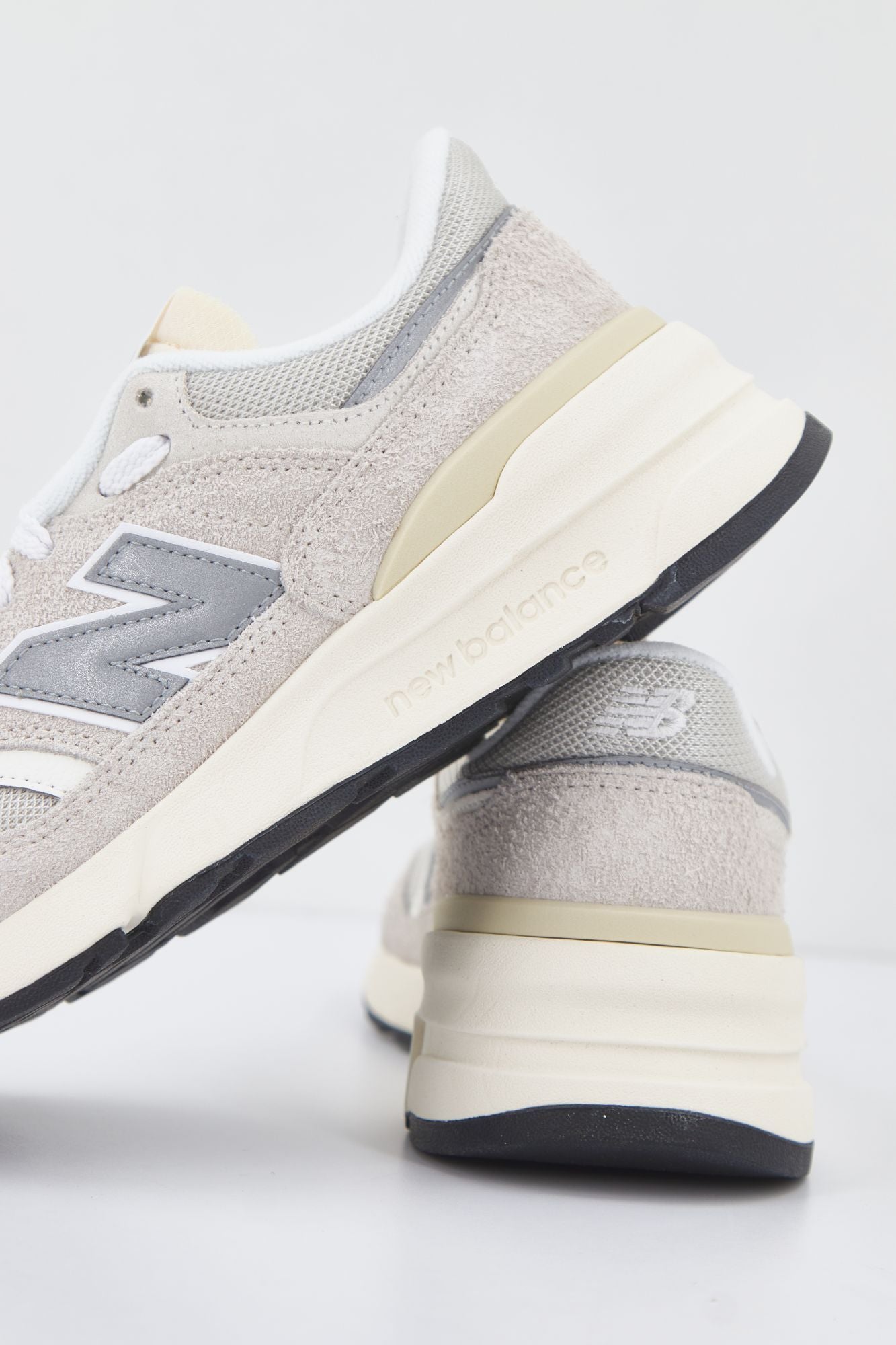 NEW BALANCE U997 RCE  en color BEIS (4)
