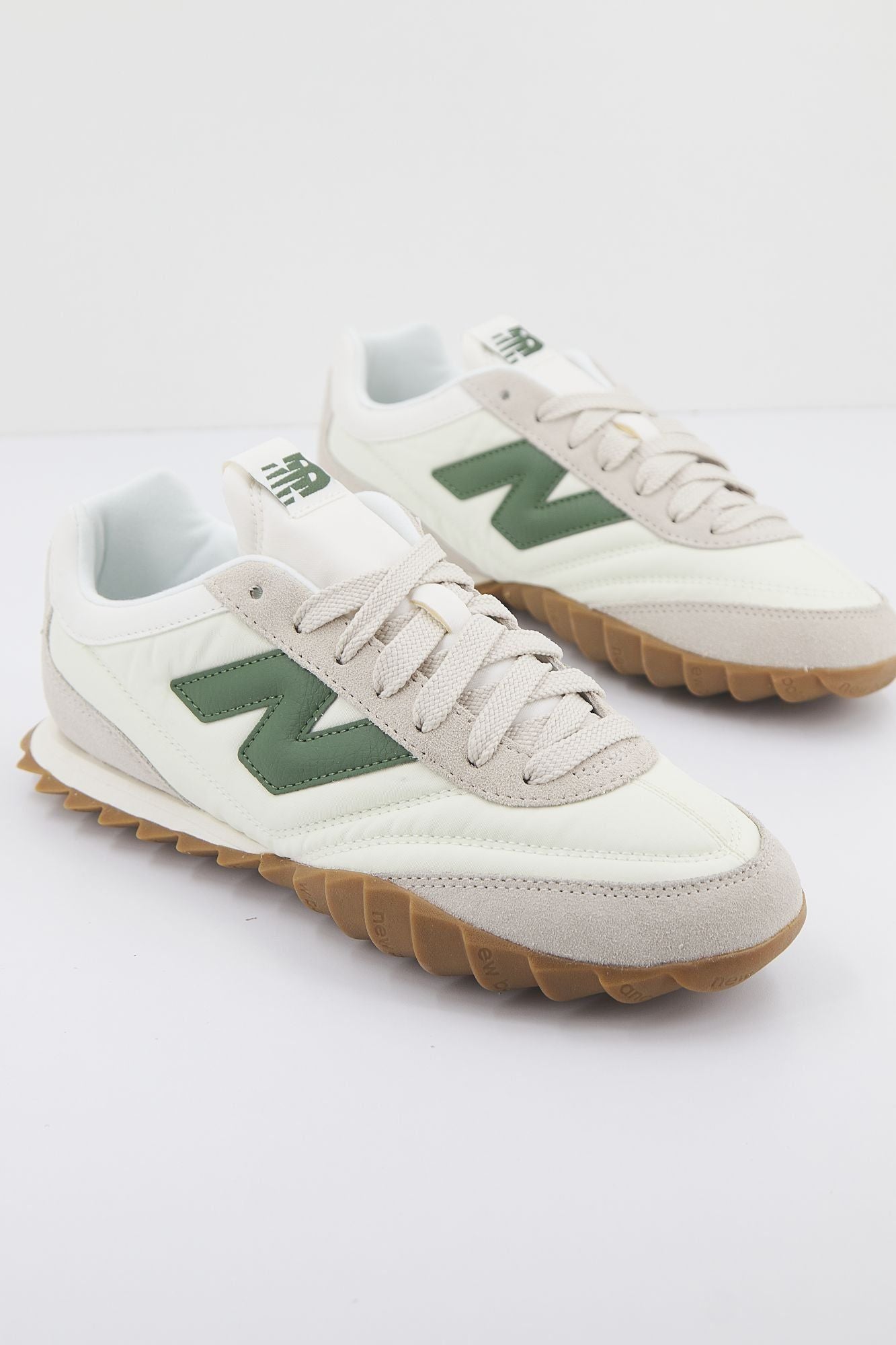 NEW BALANCE URC30 SN LIFESTYLE en color BEIS (3)