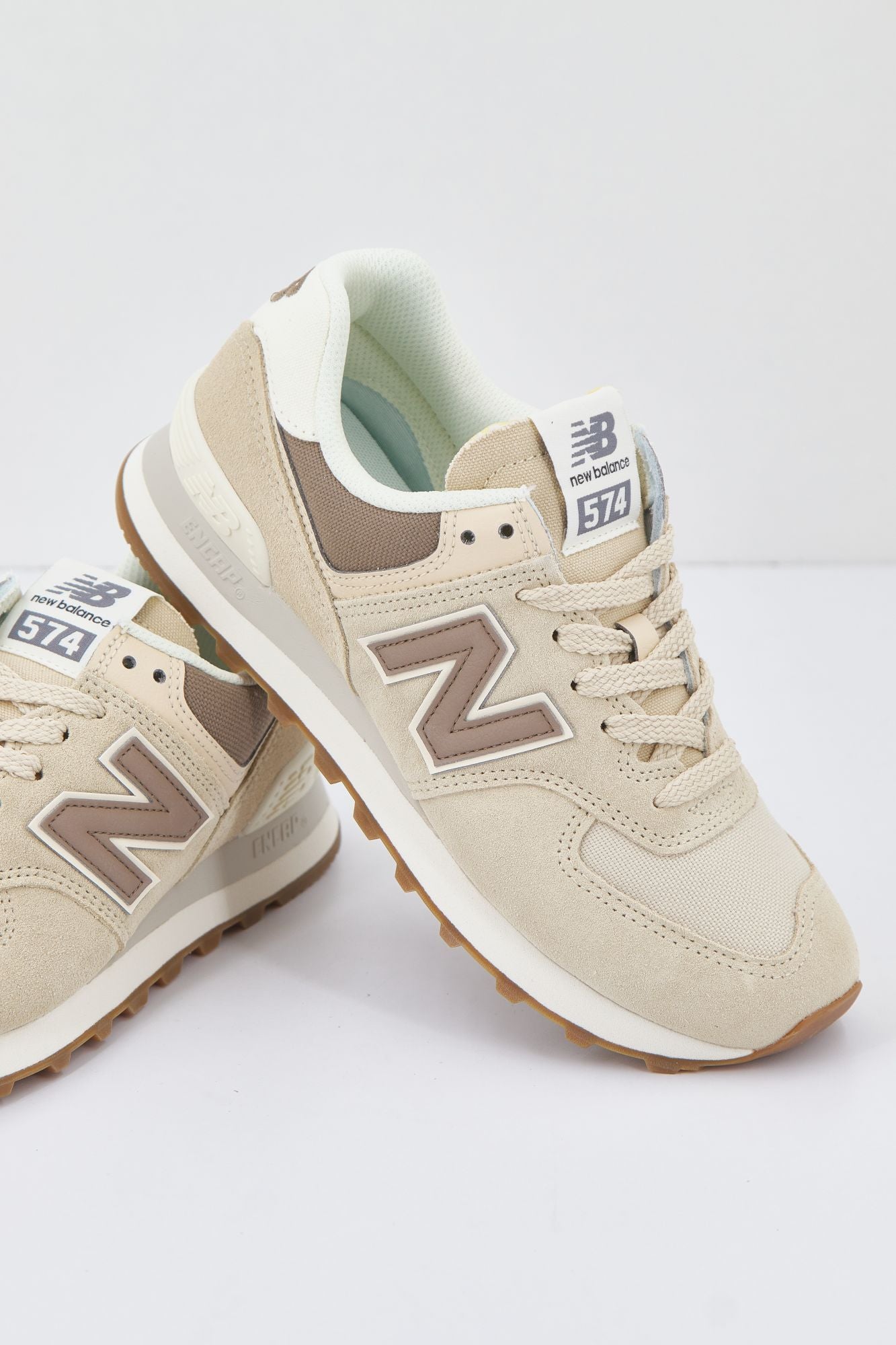 NEW BALANCE WL574 NS2  en color BEIS (3)