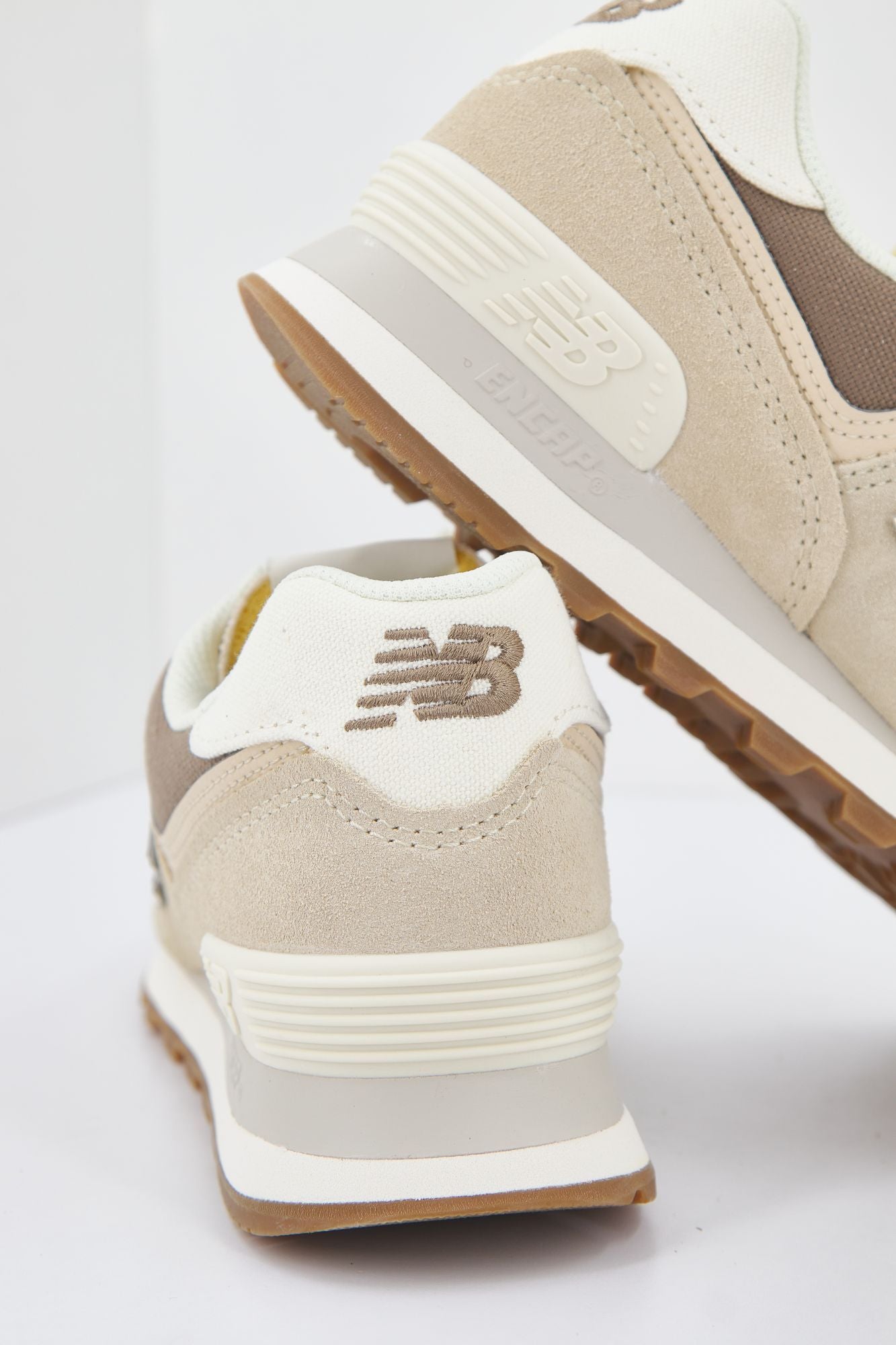 NEW BALANCE WL574 NS2  en color BEIS (4)