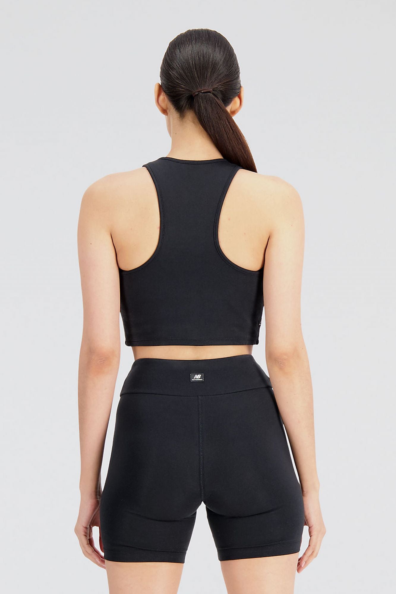 NEW BALANCE ESSENTIALS TOP en color NEGRO (3)