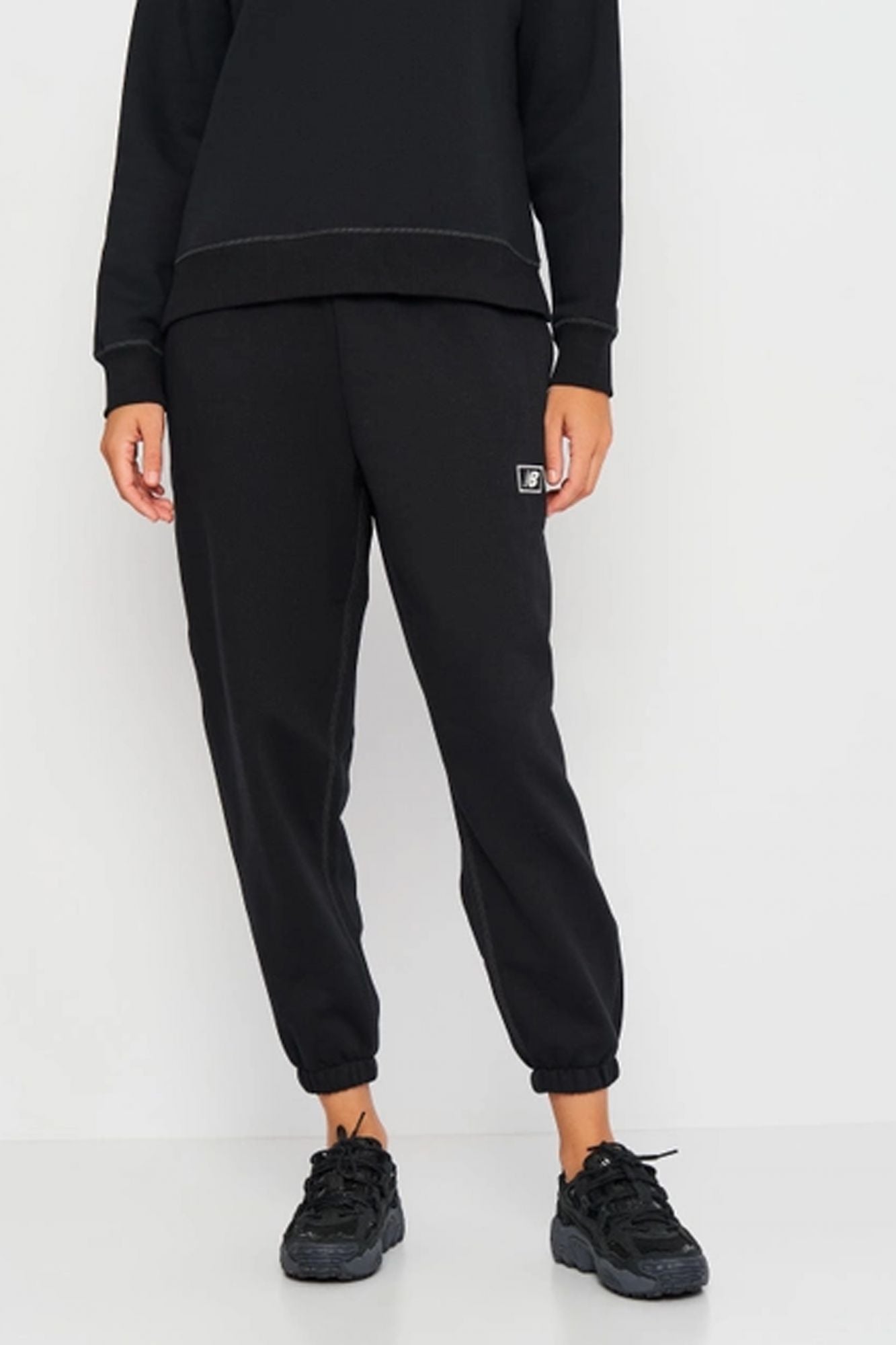NEW BALANCE BRUSHED FLEECE PANT en color NEGRO (1)