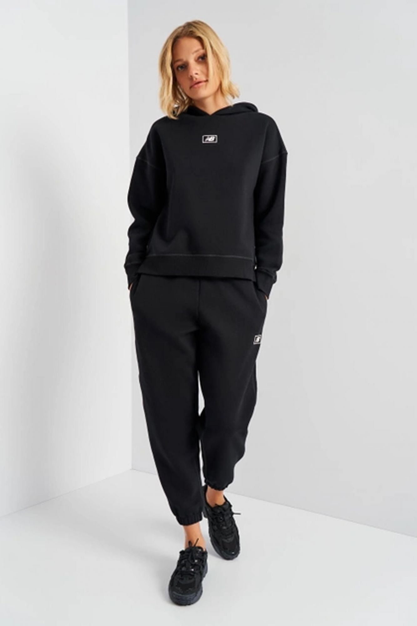 NEW BALANCE BRUSHED FLEECE PANT en color NEGRO (4)
