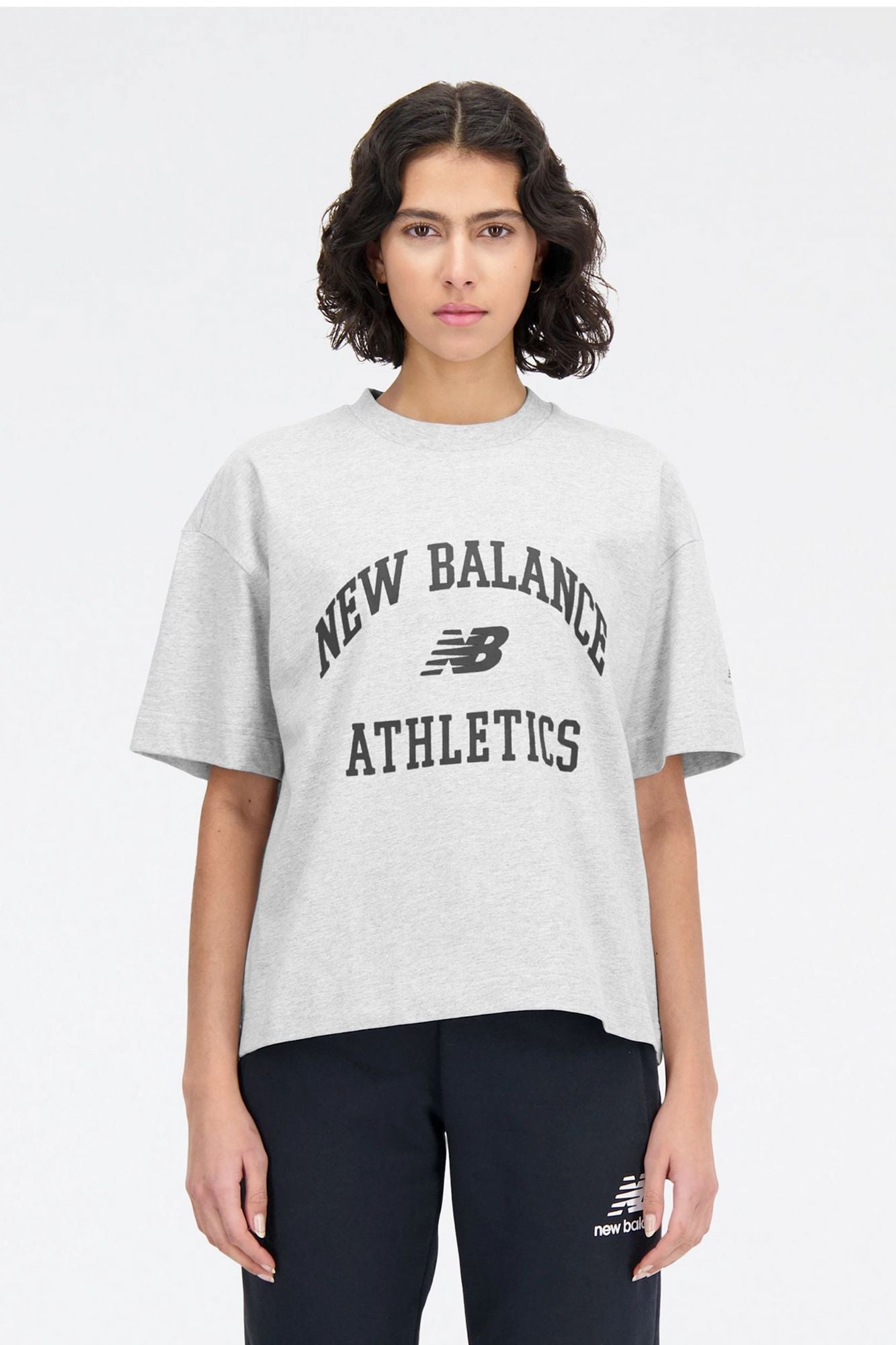 NEW BALANCE  ATHLETICS VARSITY SHIRT en color GRIS (1)