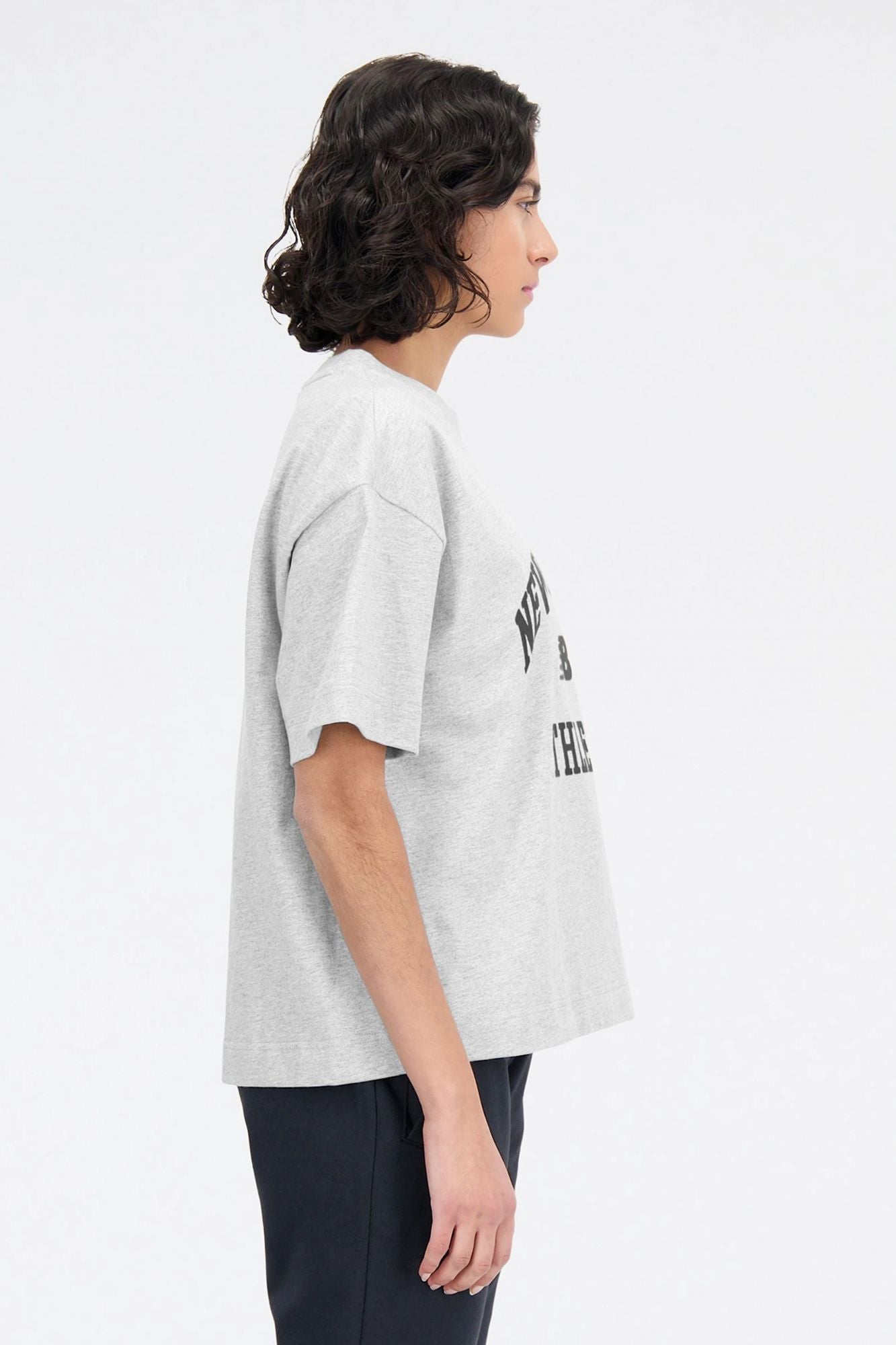 NEW BALANCE  ATHLETICS VARSITY SHIRT en color GRIS (2)