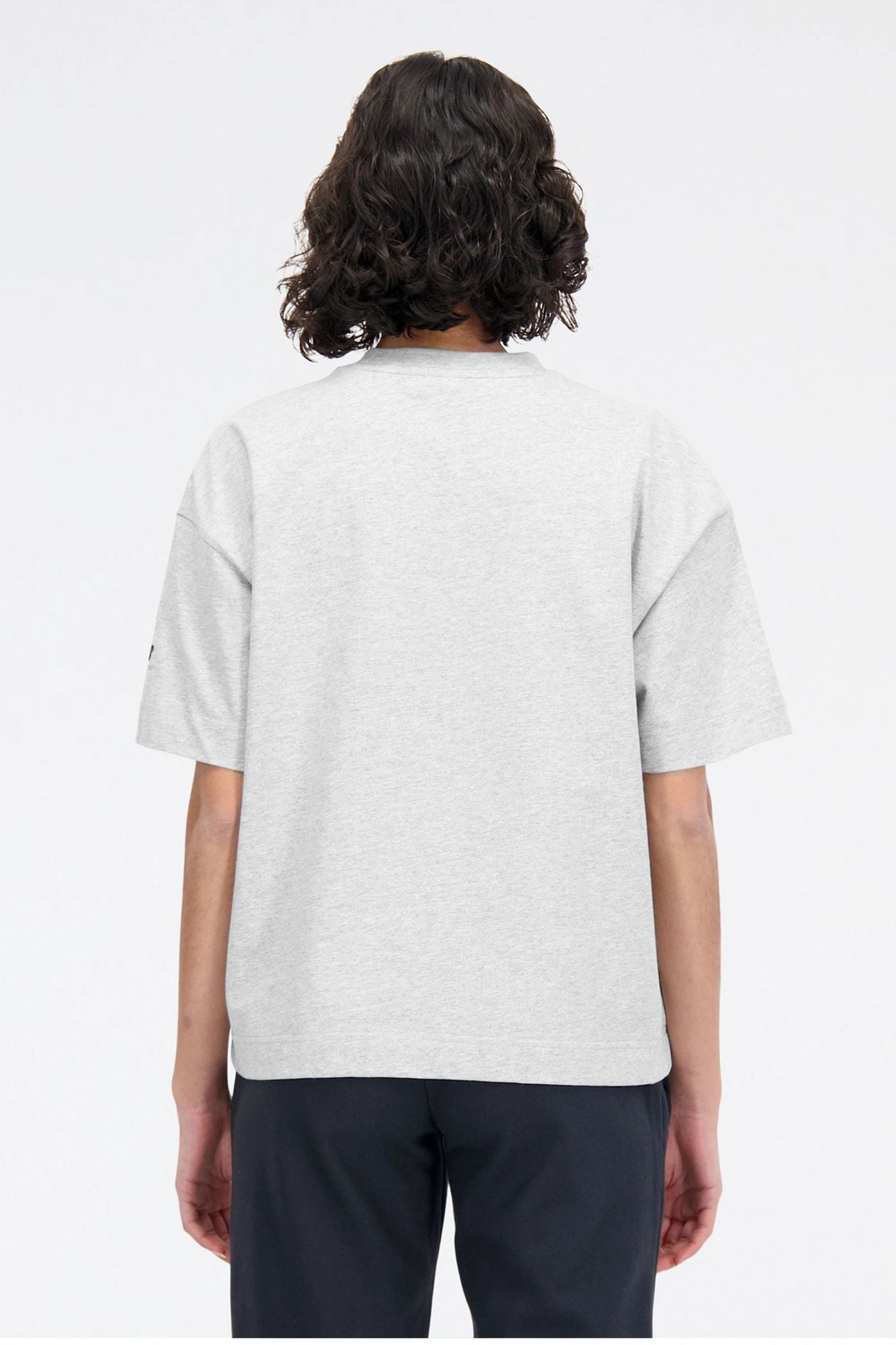 NEW BALANCE  ATHLETICS VARSITY SHIRT en color GRIS (3)