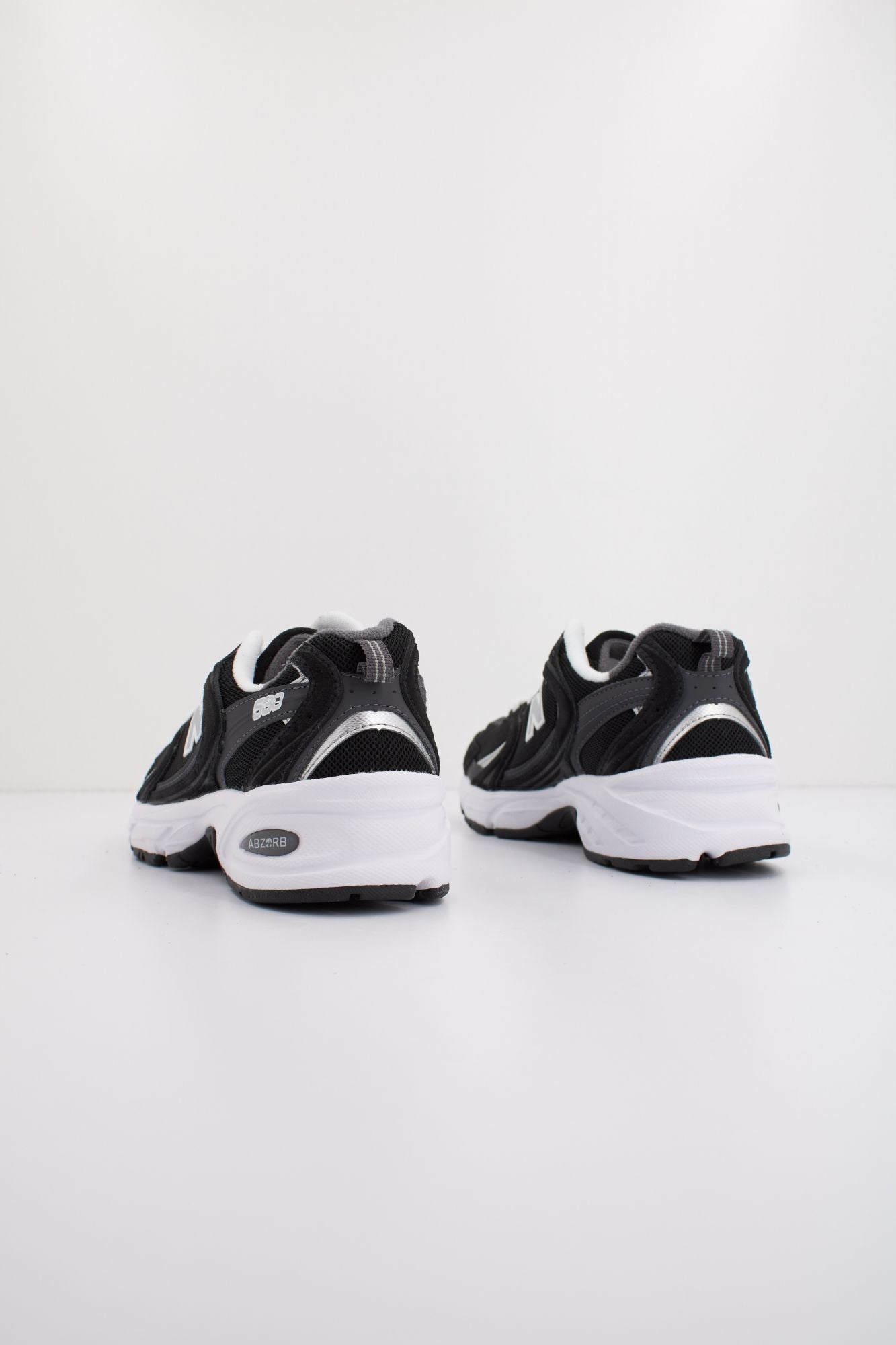 NEW BALANCE MR530 CC en color NEGRO (3)