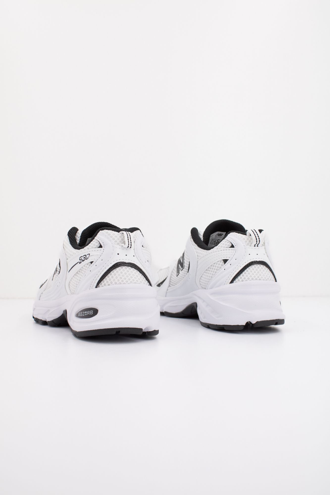 NEW BALANCE MR530 EWB en color BLANCO (3)