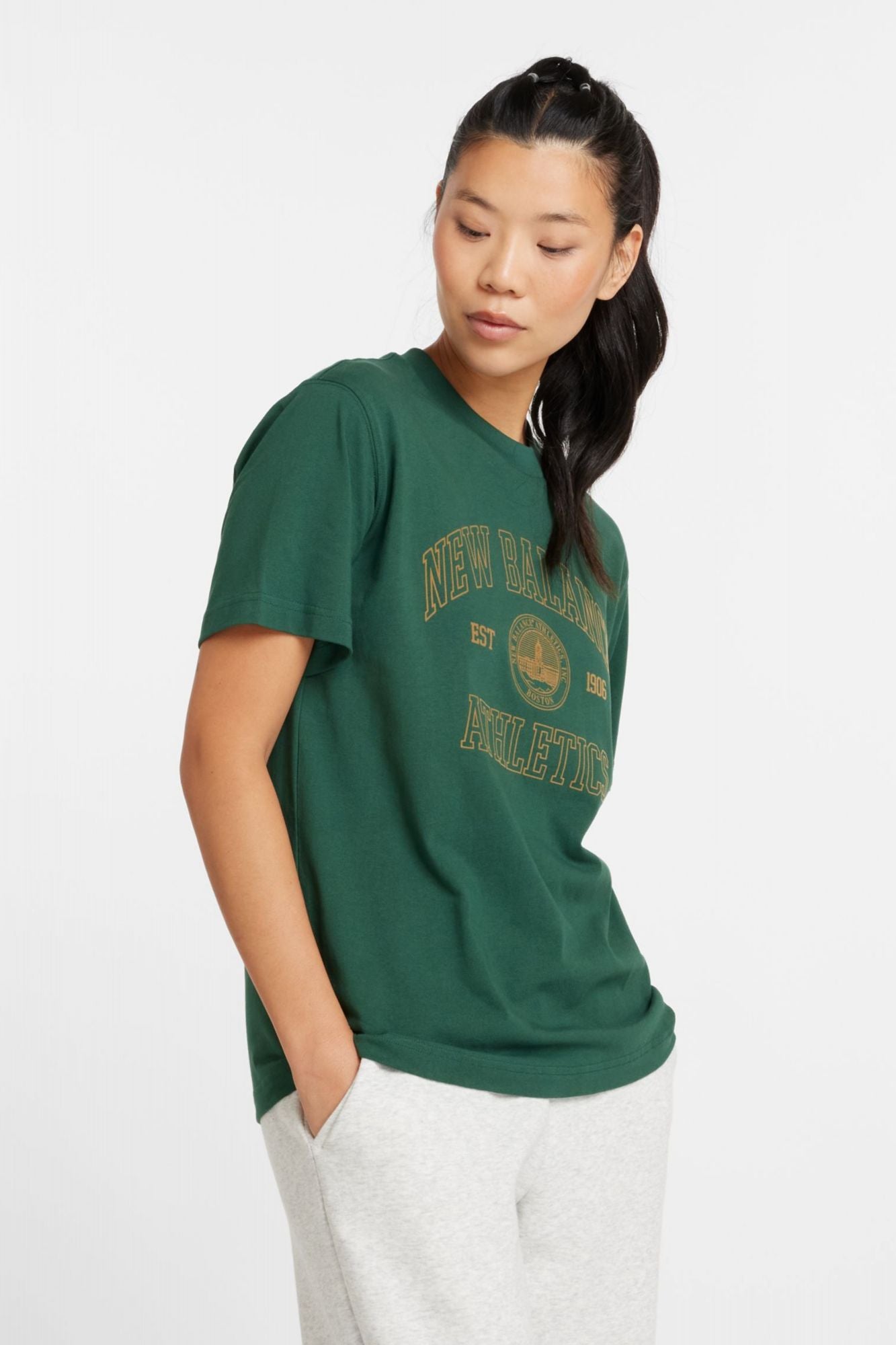 NEW BALANCE ATHLETICS OVERSIZED CREST T en color VERDE (2)