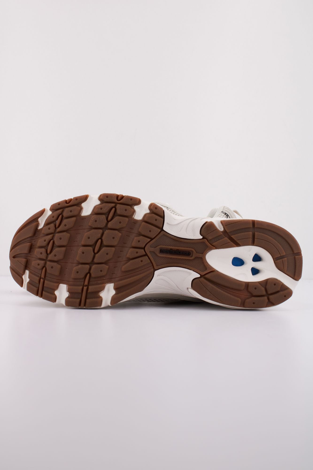 NEW BALANCE MR530 en color BEIS (5)