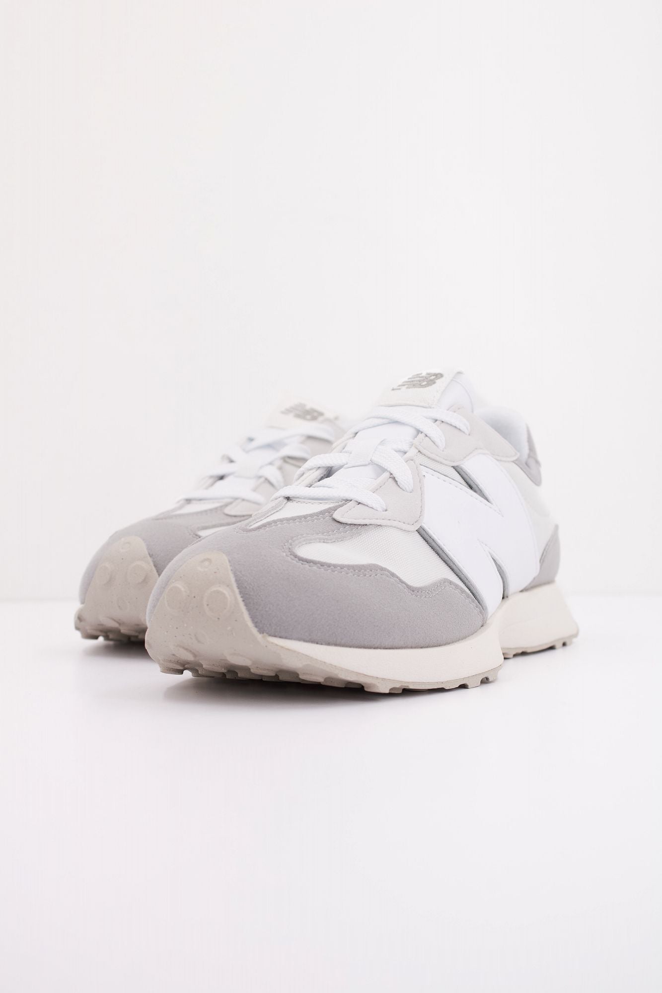 NEW BALANCE GS327 GM KIDS  en color GRIS (2)