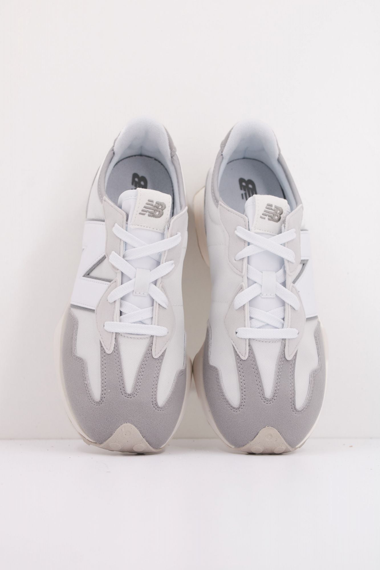 NEW BALANCE GS327 GM KIDS  en color GRIS (3)