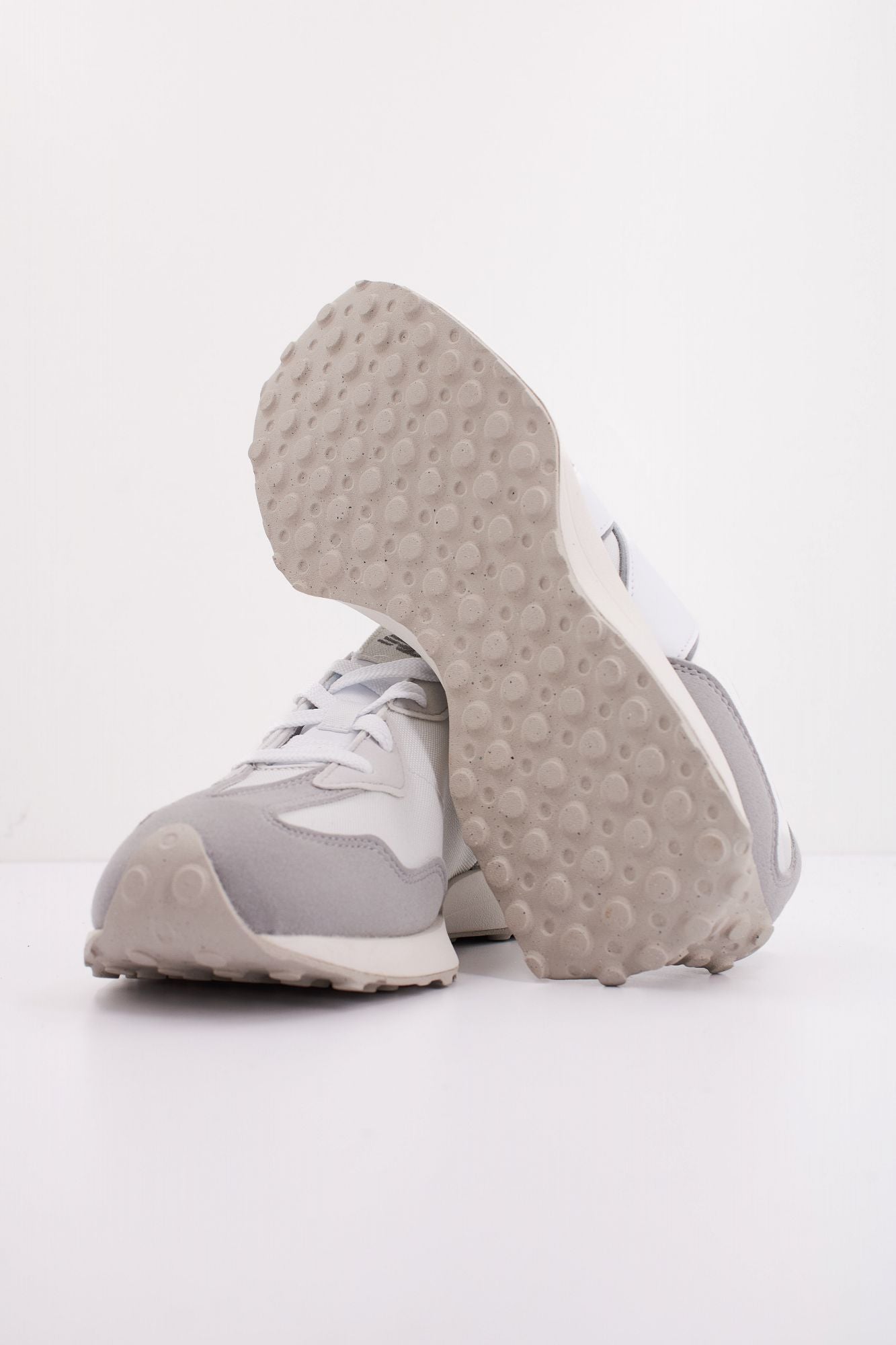 NEW BALANCE GS327 GM KIDS  en color GRIS (5)