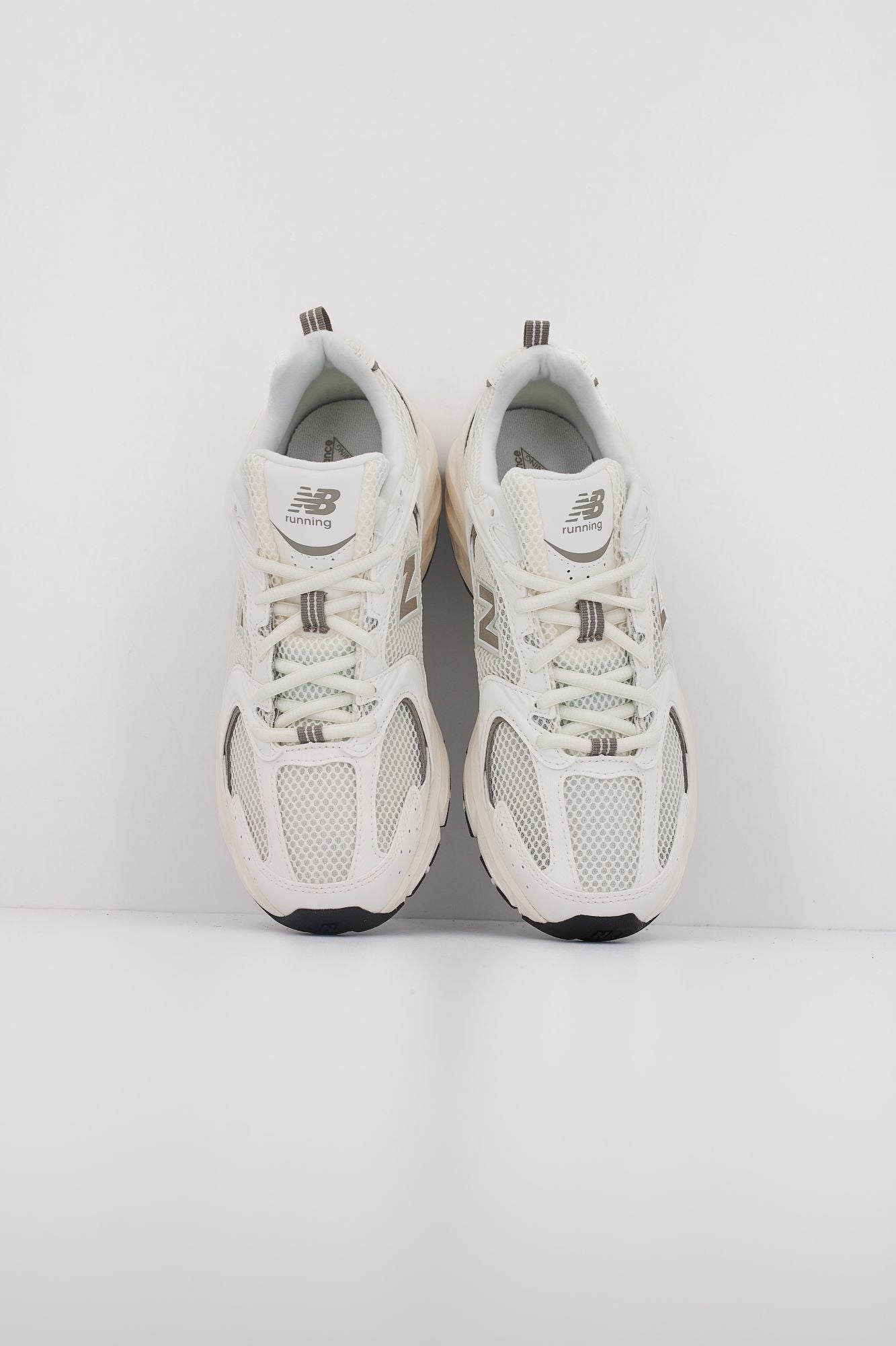 NEW BALANCE U530  en color BLANCO (3)