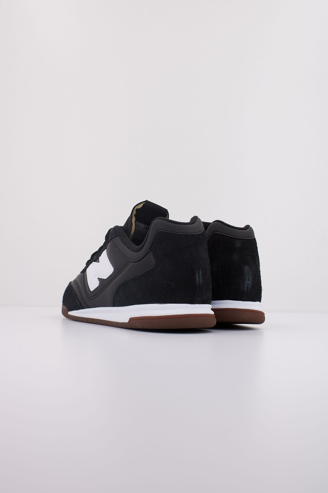 NEW BALANCE URC42  en color NEGRO (4)