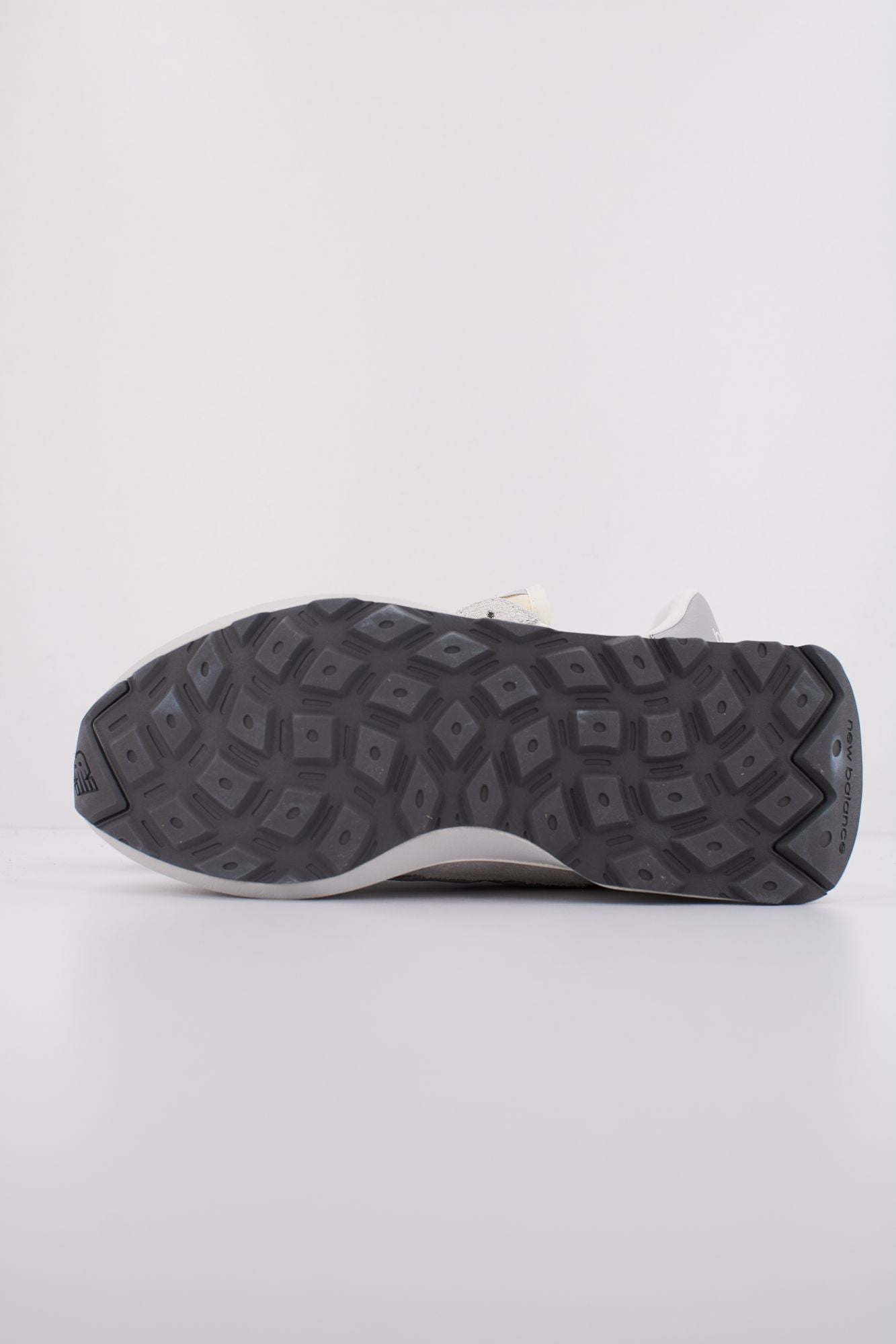 NEW BALANCE U370 AA en color GRIS (5)