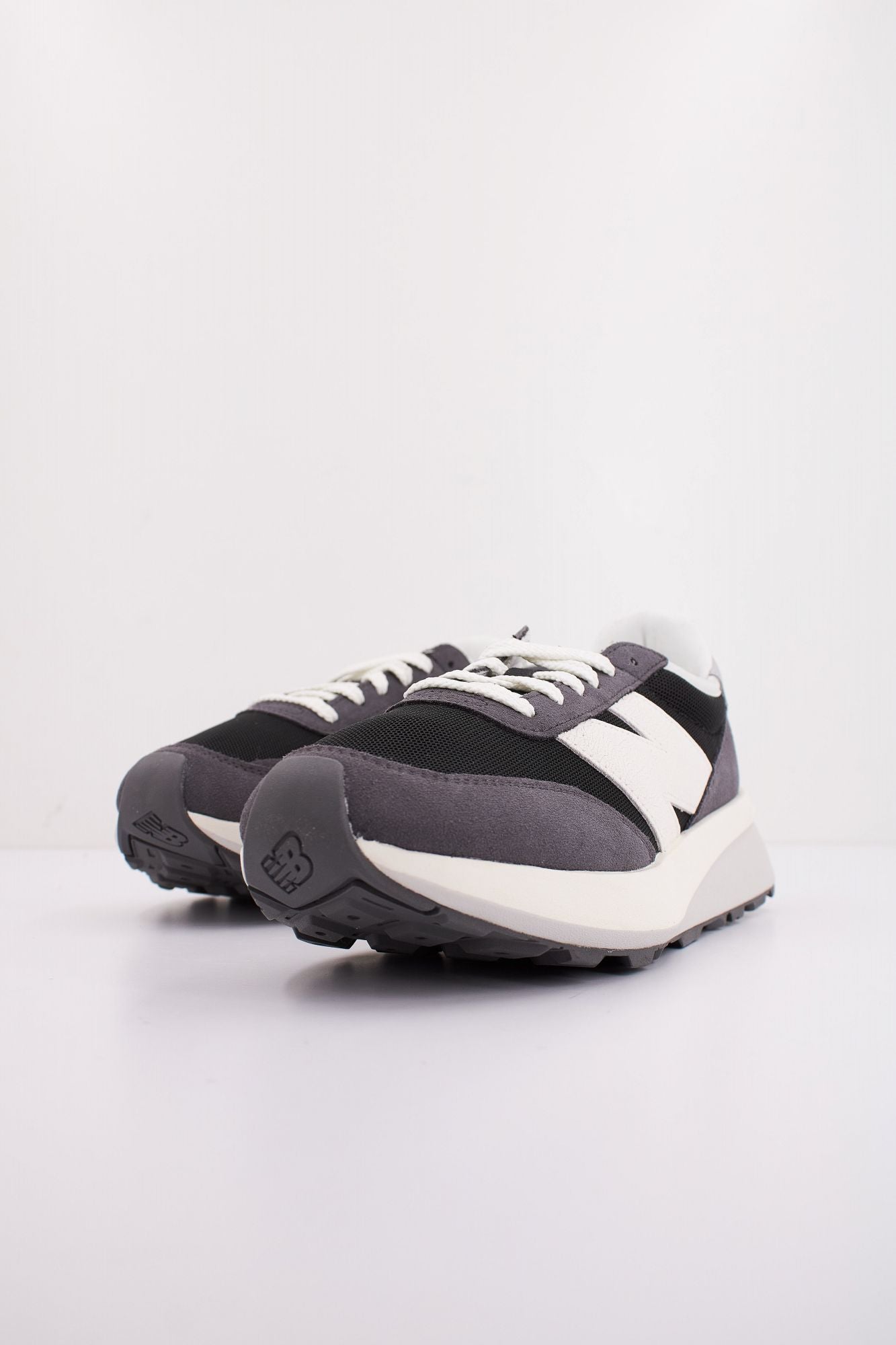 NEW BALANCE U370  en color GRIS (2)