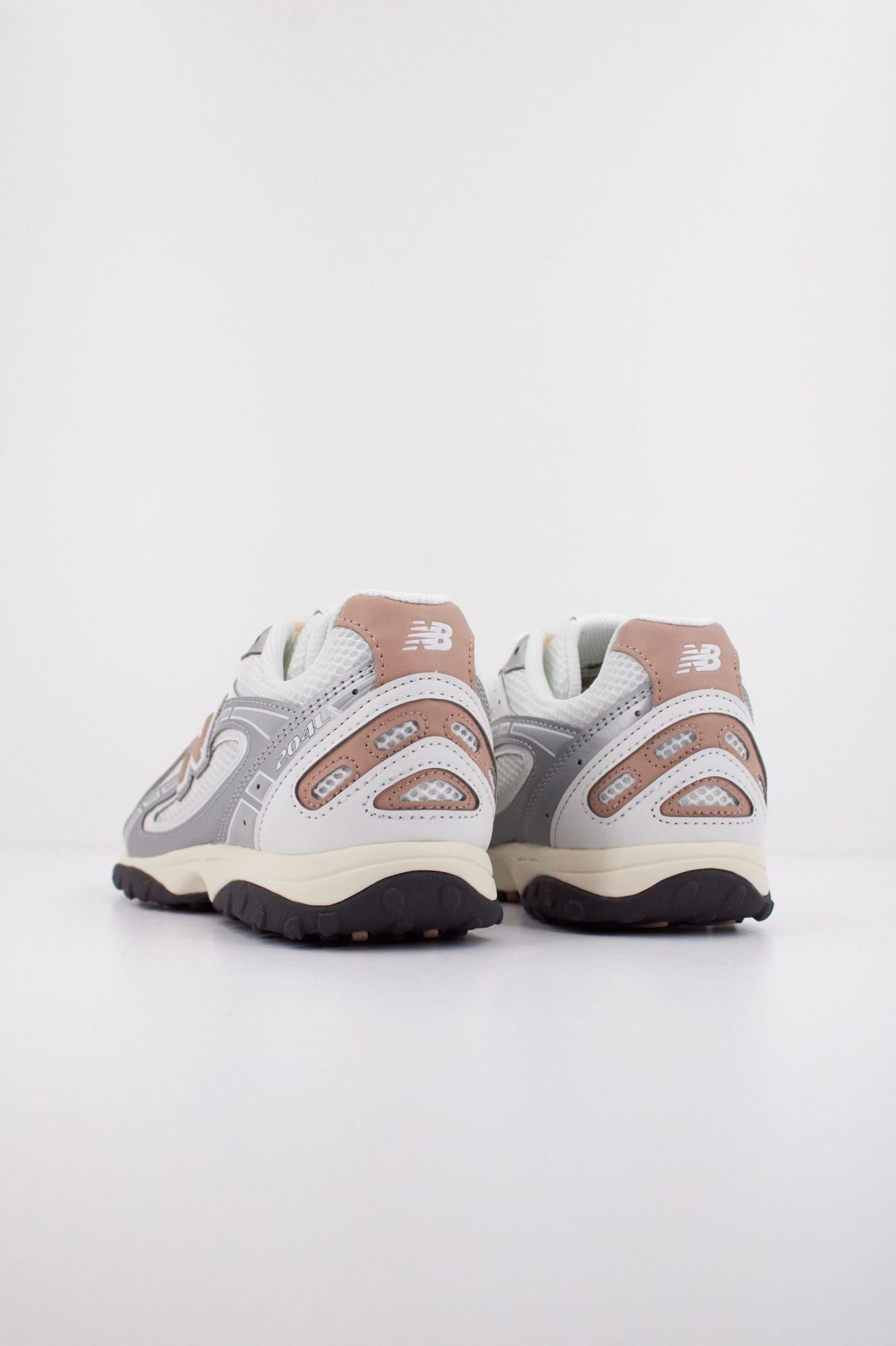 NEW BALANCE U204L SWA en color PLATA (4)