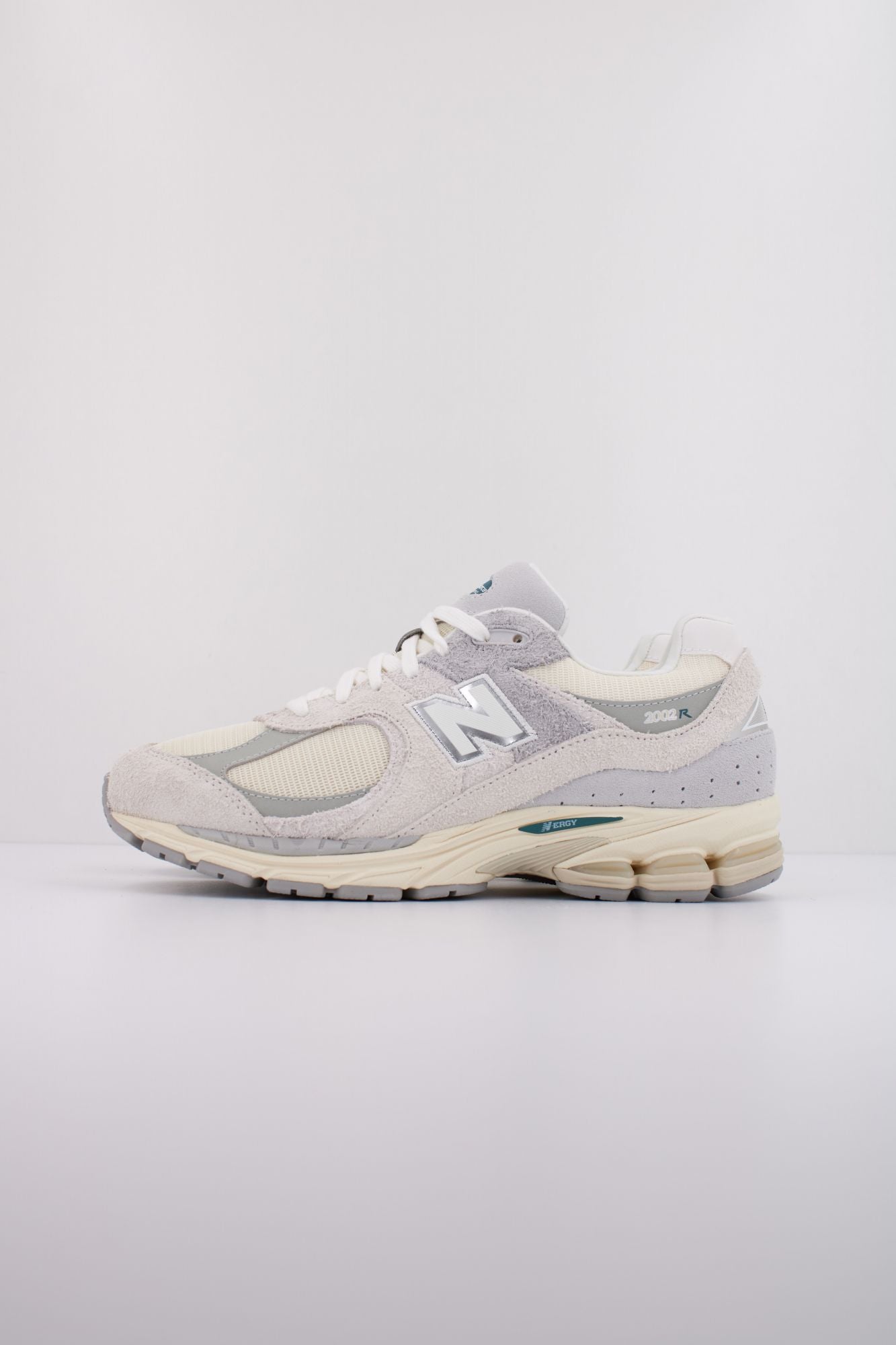 NEW BALANCE M2002 en color GRIS (1)