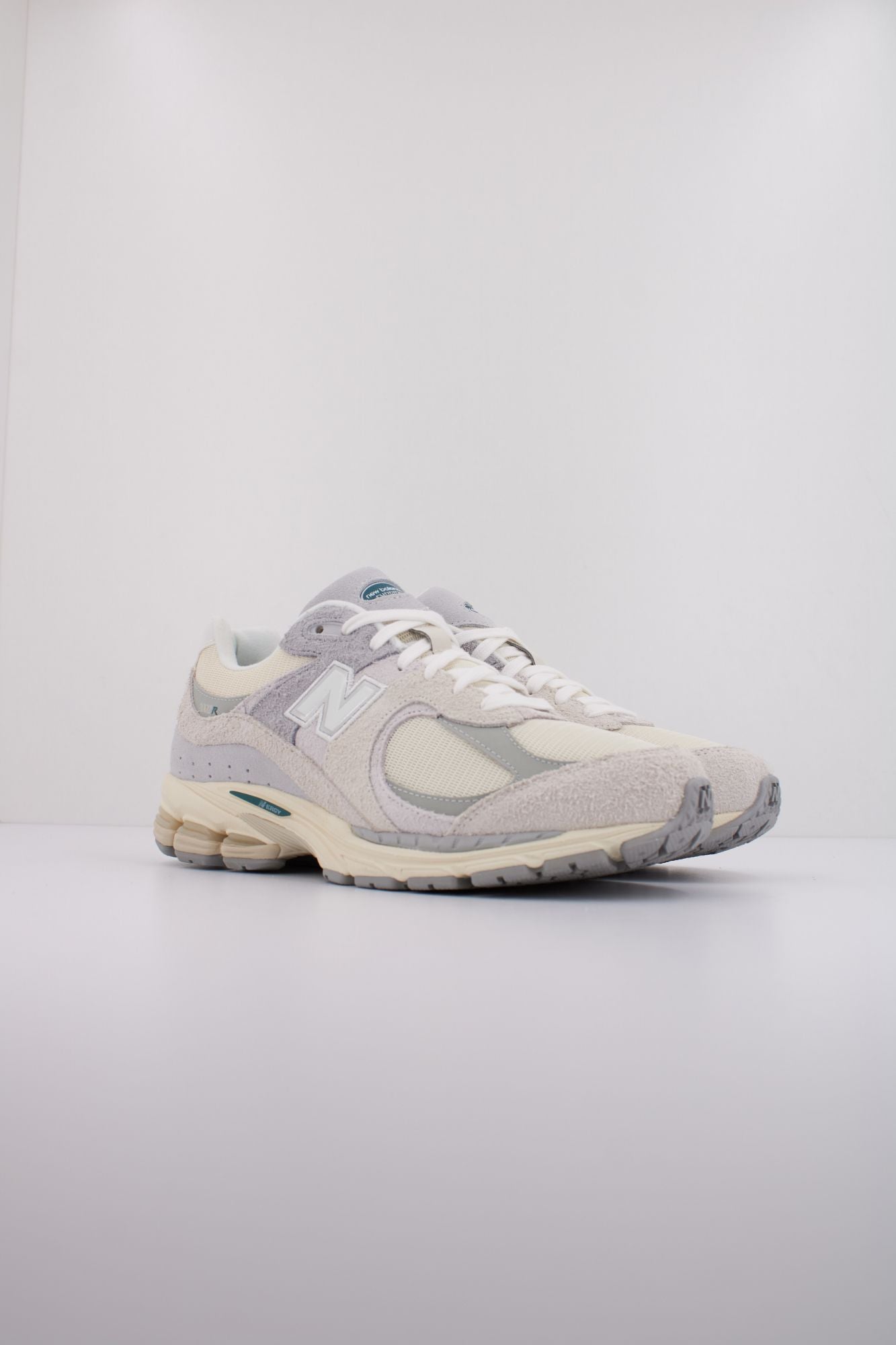 NEW BALANCE M2002 en color GRIS (2)