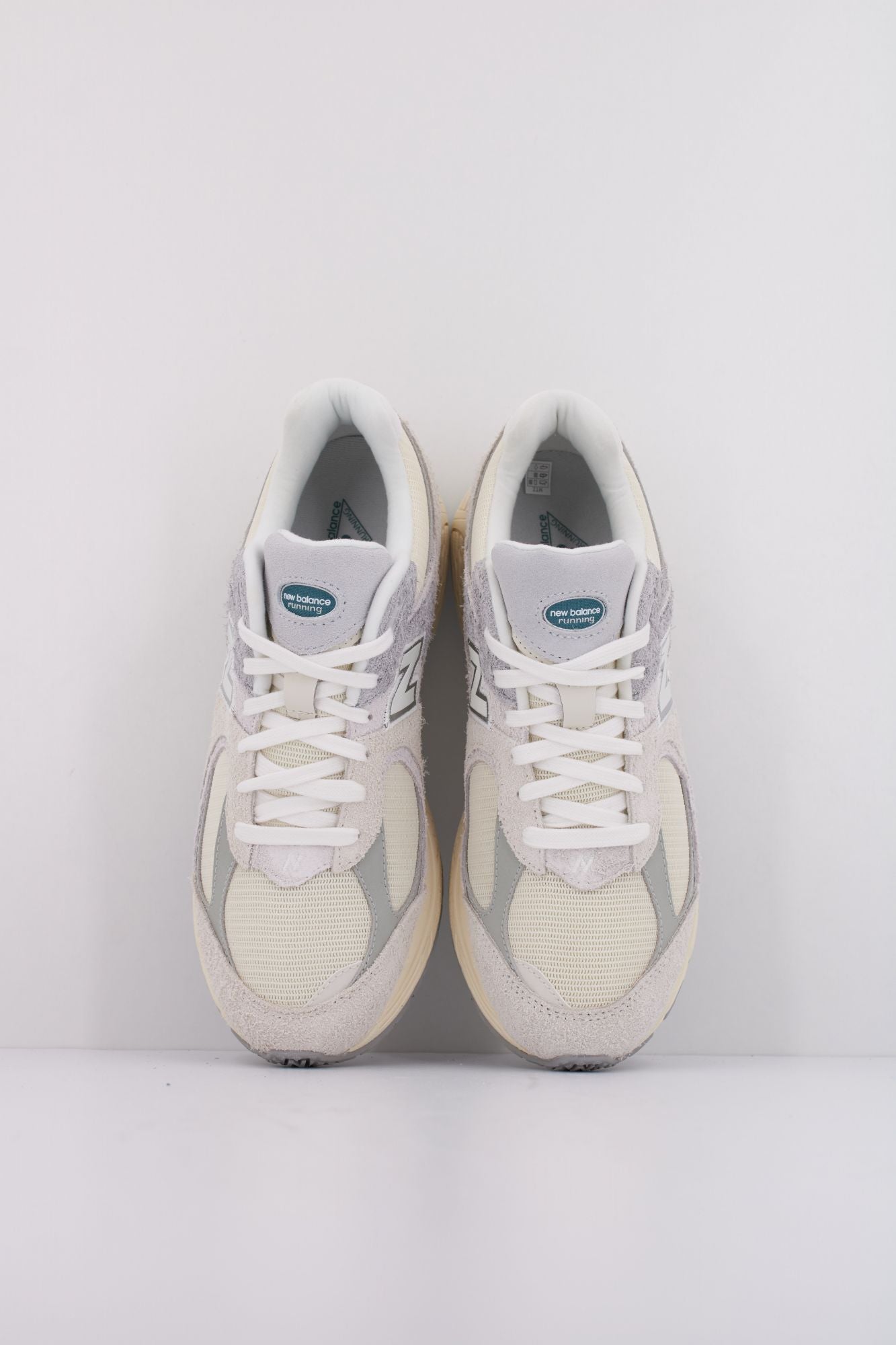 NEW BALANCE M2002 en color GRIS (3)