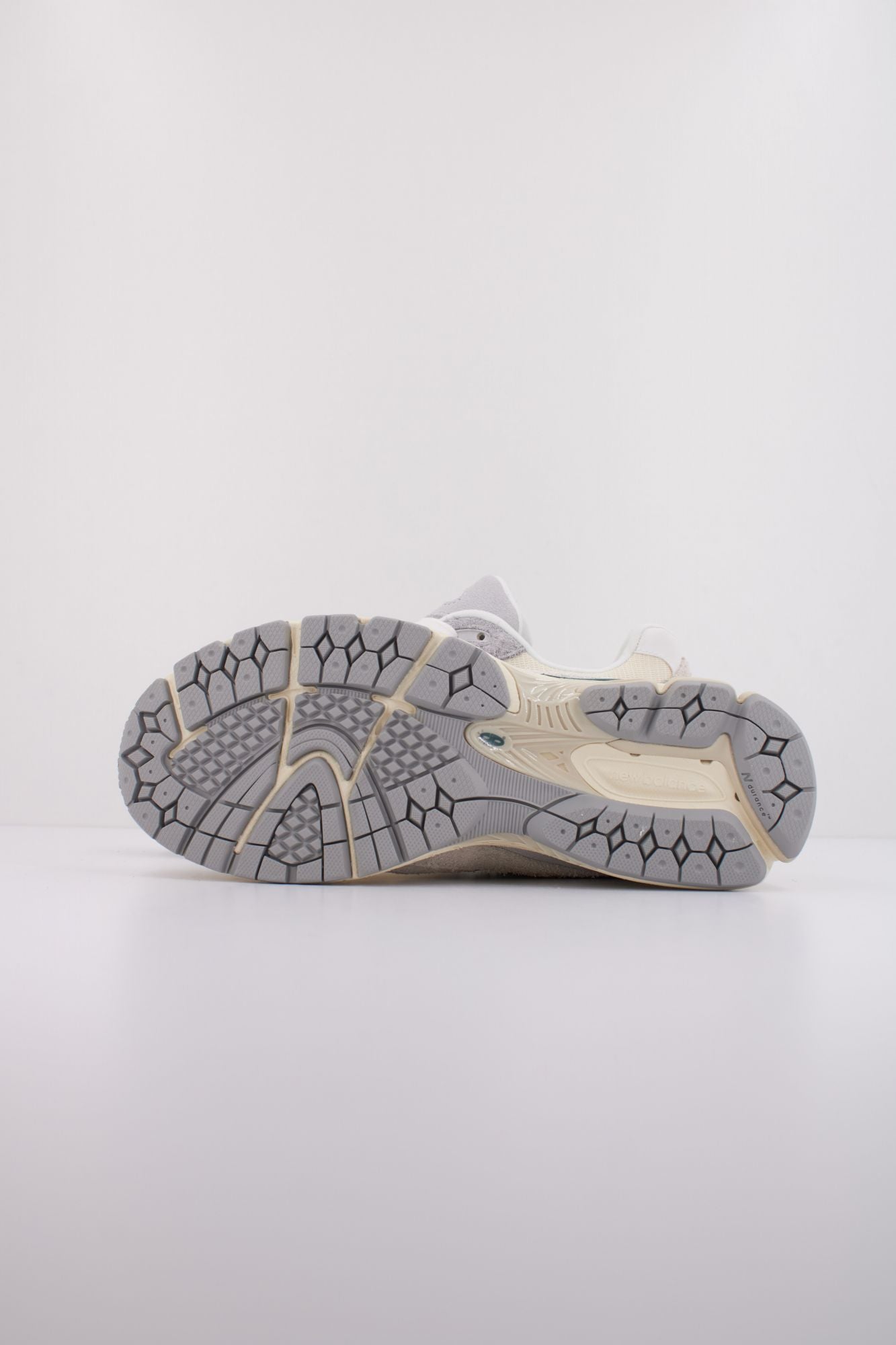 NEW BALANCE M2002 en color GRIS (5)