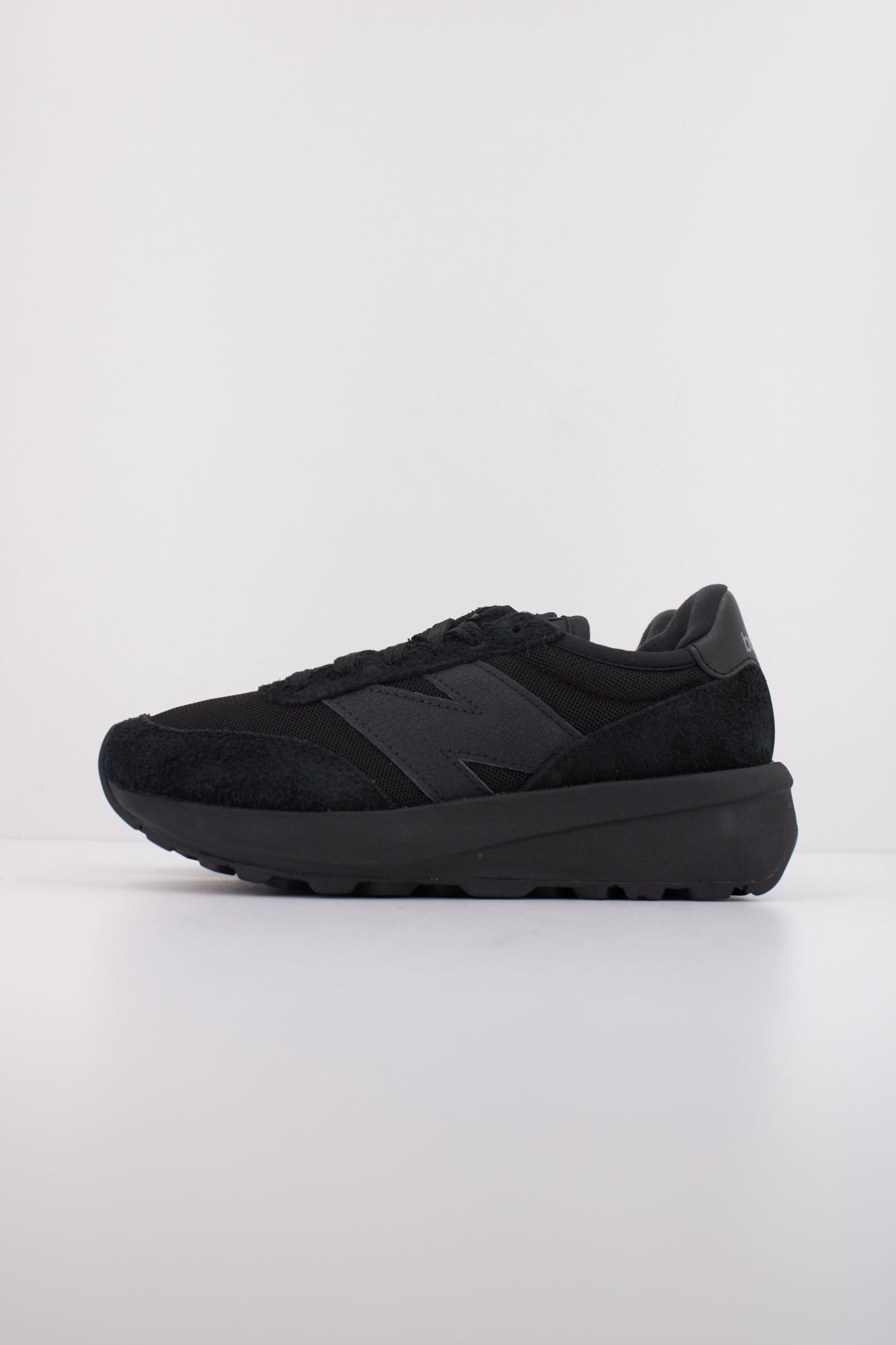 NEW BALANCE U370 en color NEGRO (1)