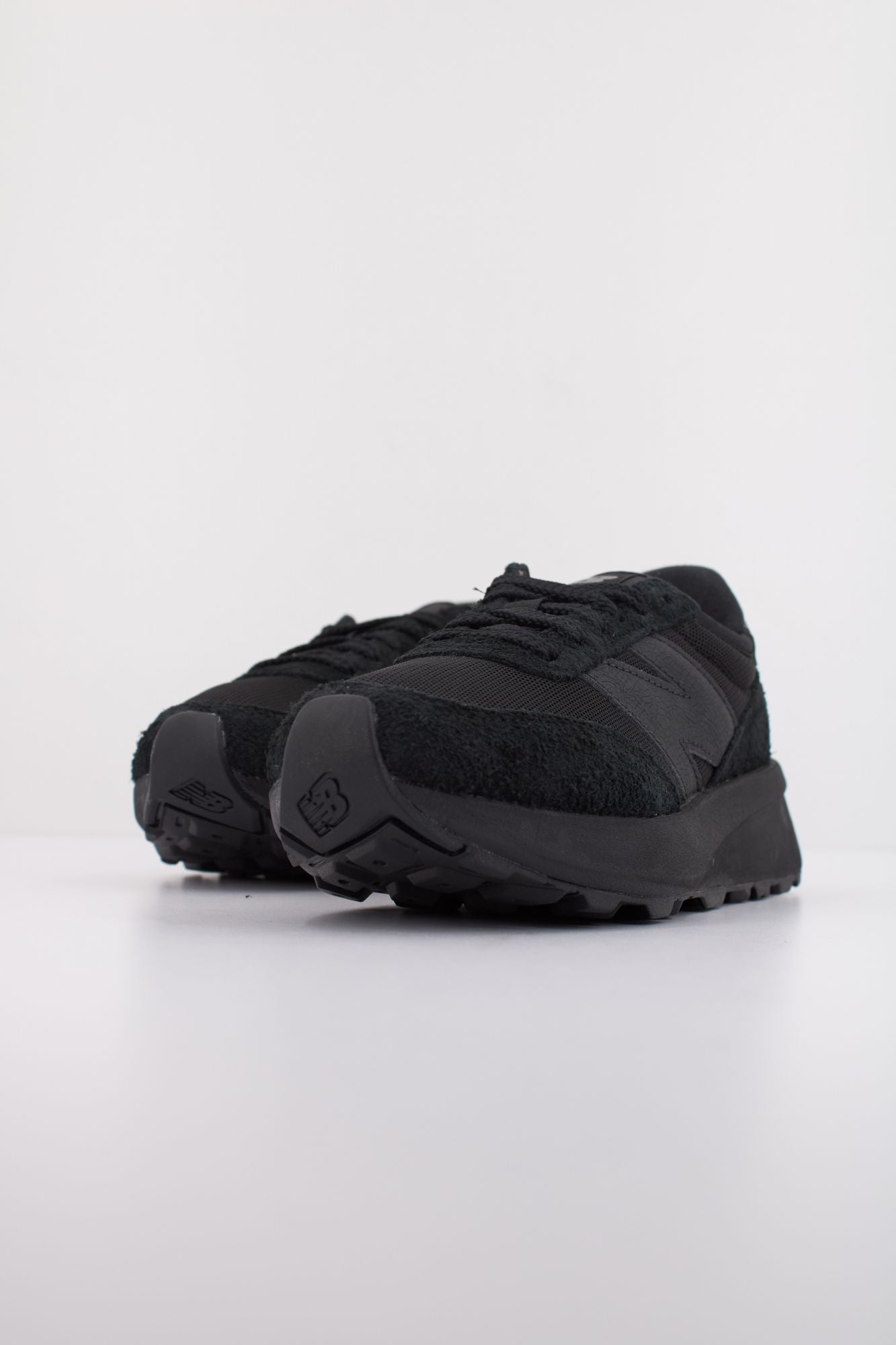 NEW BALANCE U370 en color NEGRO (2)