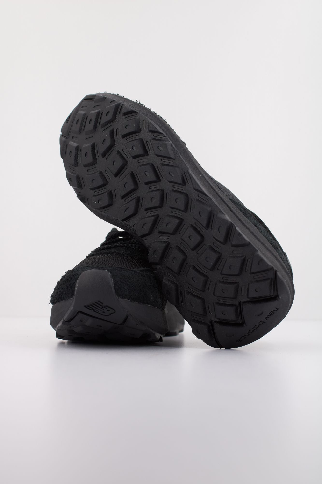 NEW BALANCE U370 en color NEGRO (5)